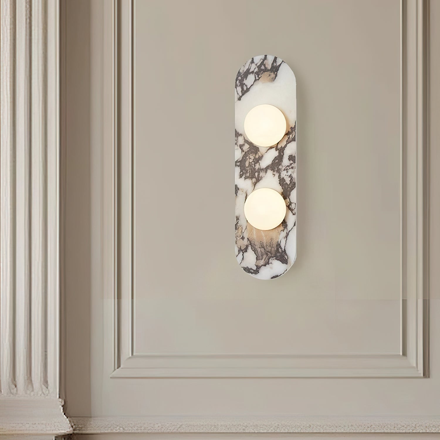 Design Wandleuchte aus Bulgari-Marmor mit Opalglaskugel – Italienische Mid-Century Wandbeleuchtung für Wohnzimmer, Flur und Schlafzimmer | Restfield