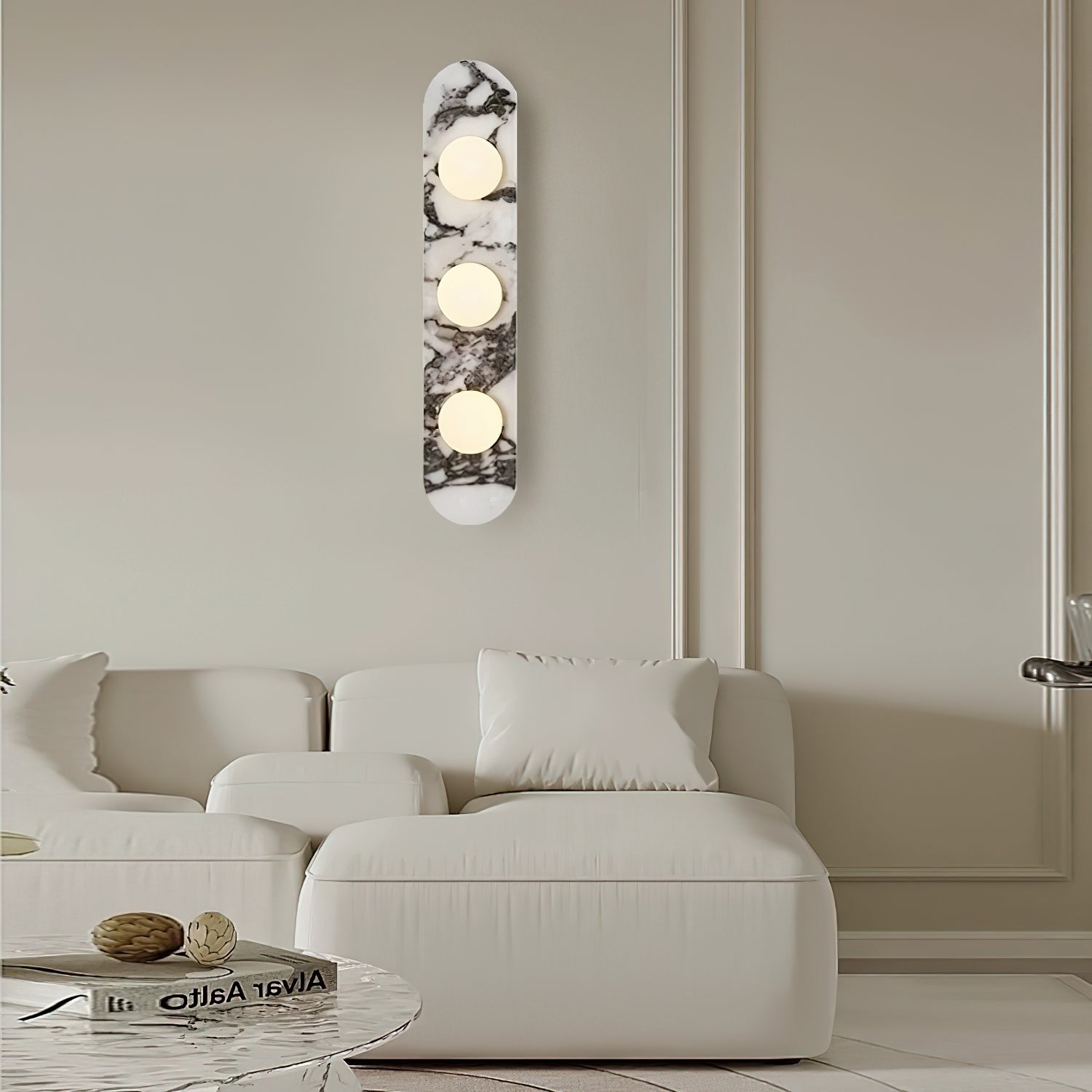 Design Wandleuchte aus Bulgari-Marmor mit Opalglaskugel – Italienische Mid-Century Wandbeleuchtung für Wohnzimmer, Flur und Schlafzimmer | Restfield