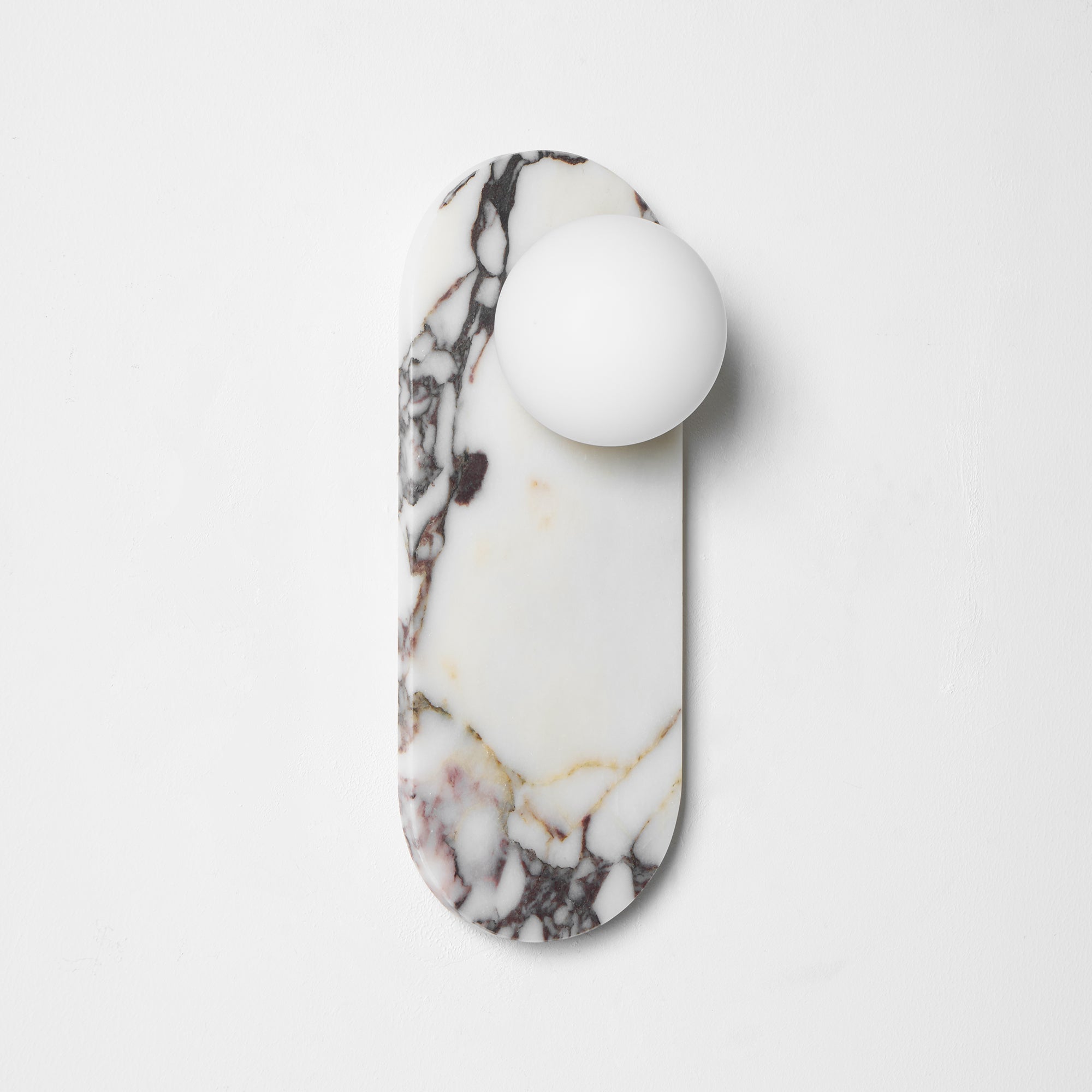 Design Wandleuchte aus Bulgari-Marmor mit Opalglaskugel – Italienische Mid-Century Wandbeleuchtung für Wohnzimmer, Flur und Schlafzimmer | Restfield