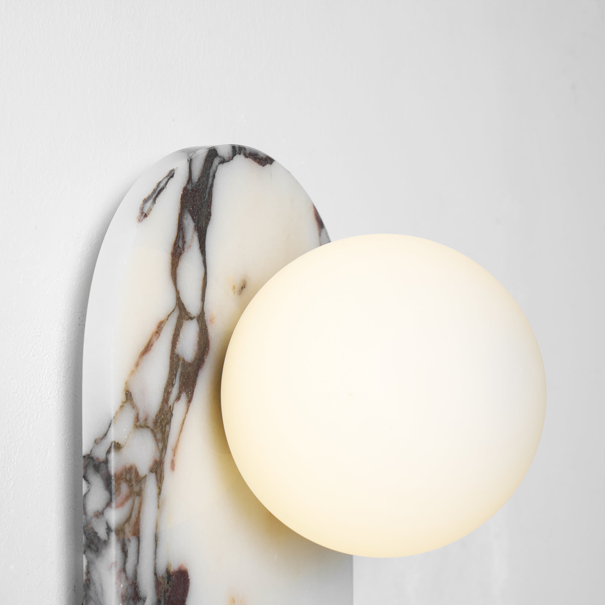 Design Wandleuchte aus Bulgari-Marmor mit Opalglaskugel – Italienische Mid-Century Wandbeleuchtung für Wohnzimmer, Flur und Schlafzimmer | Restfield