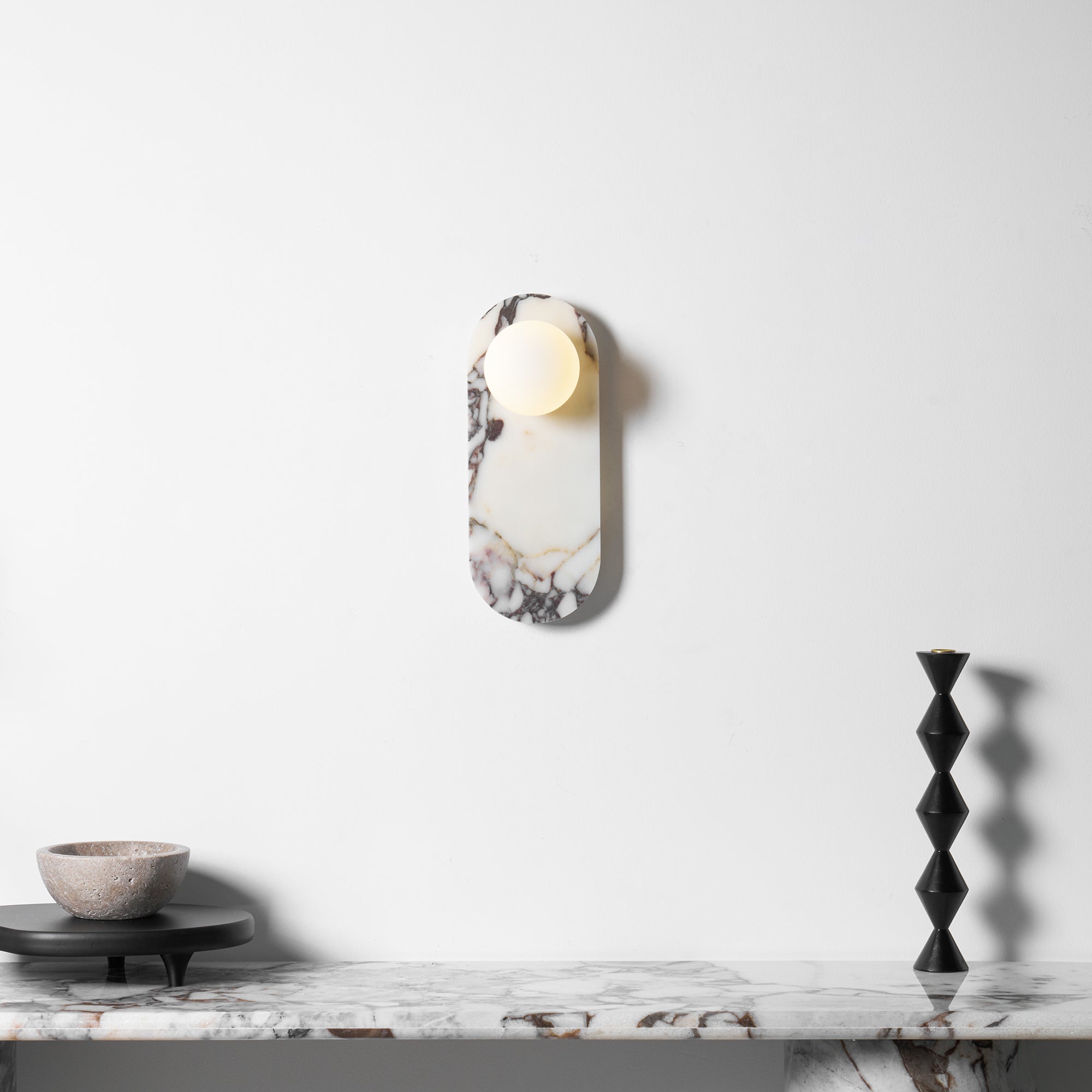 Design Wandleuchte aus Bulgari-Marmor mit Opalglaskugel – Italienische Mid-Century Wandbeleuchtung für Wohnzimmer, Flur und Schlafzimmer | Restfield