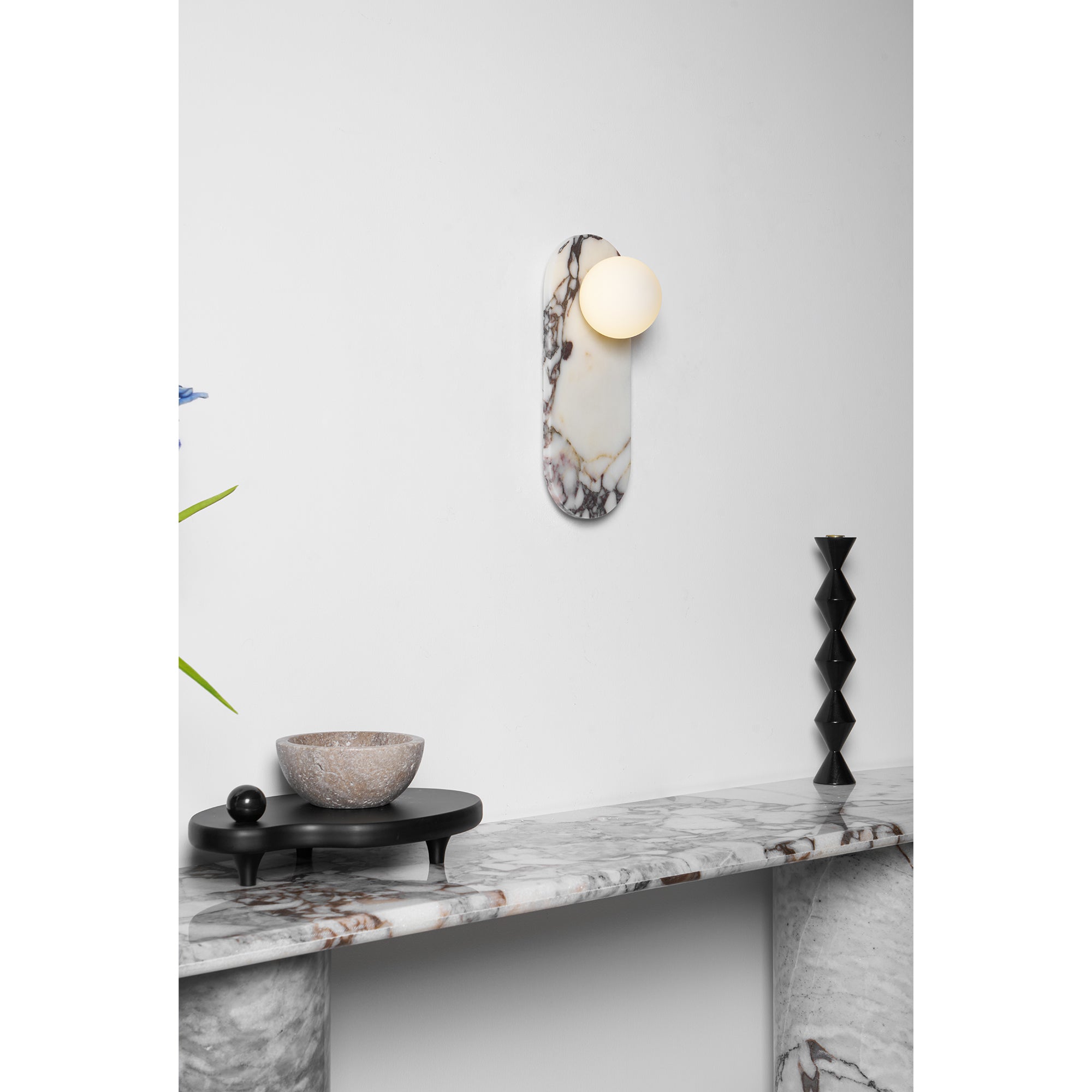 Design Wandleuchte aus Bulgari-Marmor mit Opalglaskugel – Italienische Mid-Century Wandbeleuchtung für Wohnzimmer, Flur und Schlafzimmer | Restfield