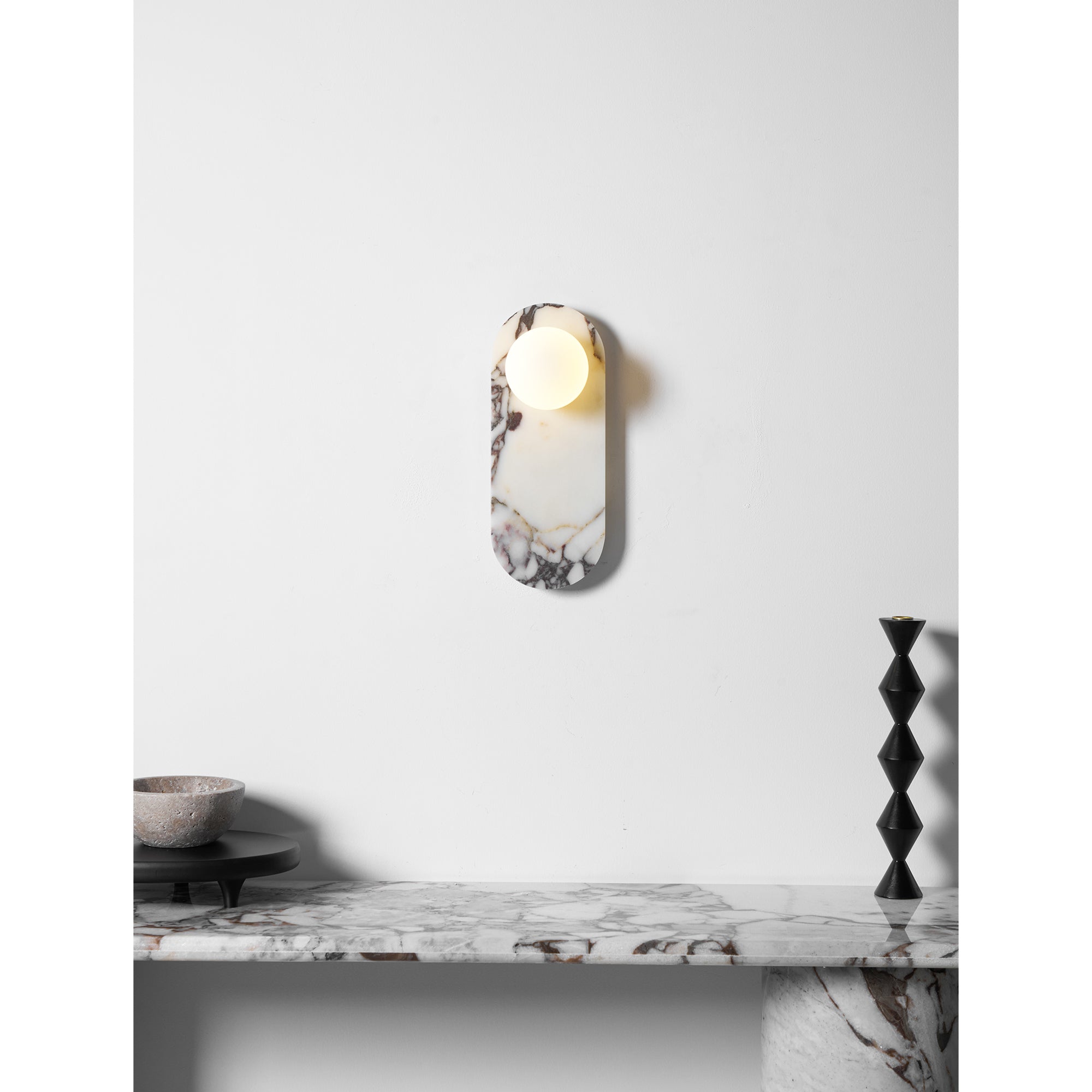 Design Wandleuchte aus Bulgari-Marmor mit Opalglaskugel – Italienische Mid-Century Wandbeleuchtung für Wohnzimmer, Flur und Schlafzimmer | Restfield