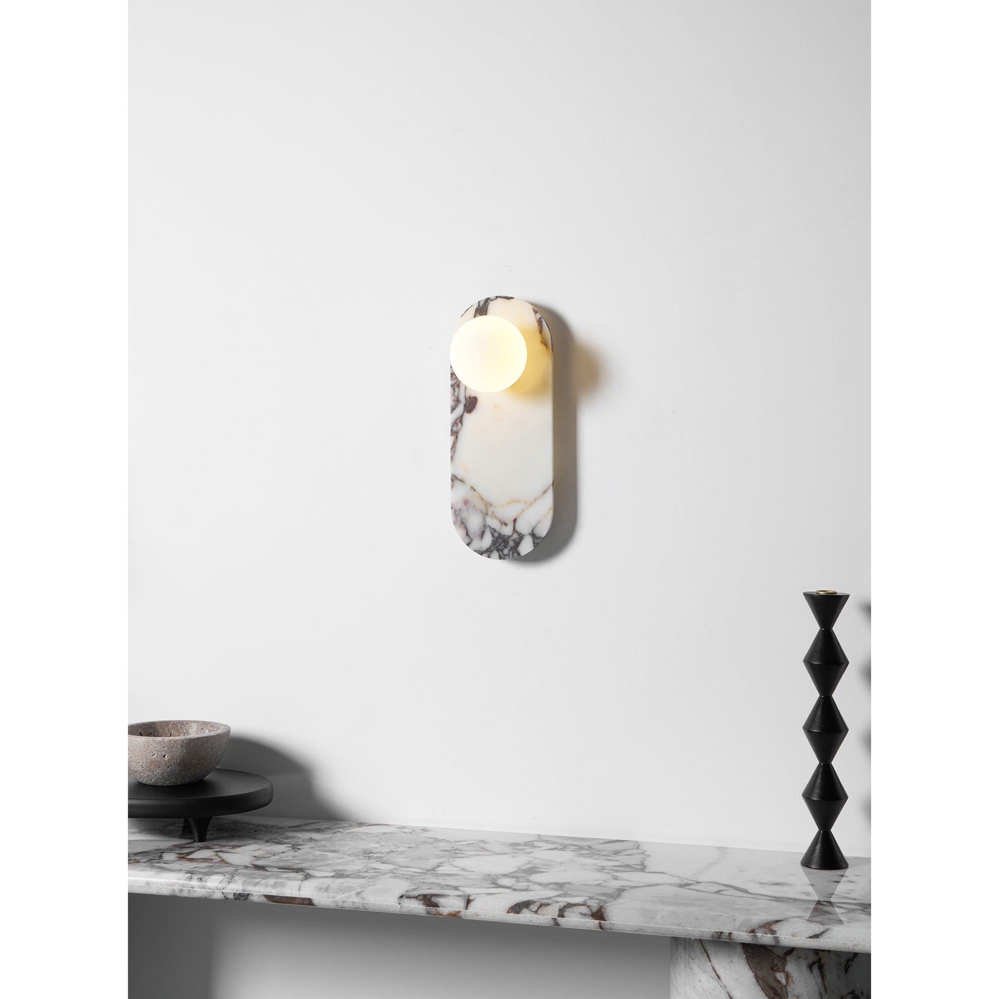 Design Wandleuchte aus Bulgari-Marmor mit Opalglaskugel – Italienische Mid-Century Wandbeleuchtung für Wohnzimmer, Flur und Schlafzimmer | Restfield
