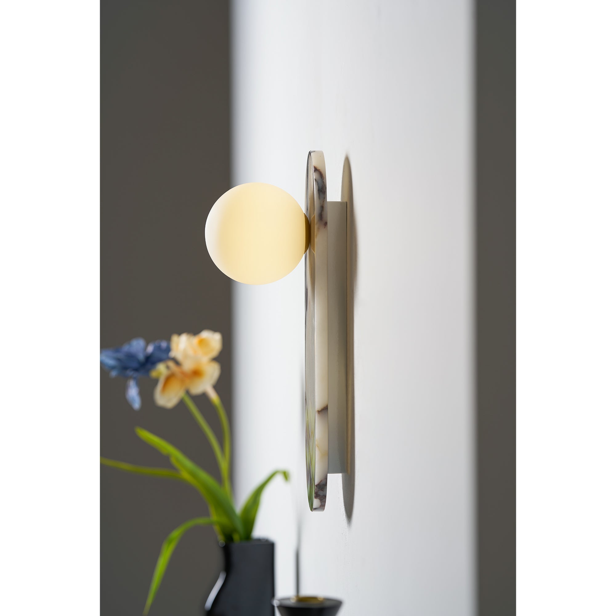 Design Wandleuchte aus Bulgari-Marmor mit Opalglaskugel – Italienische Mid-Century Wandbeleuchtung für Wohnzimmer, Flur und Schlafzimmer | Restfield