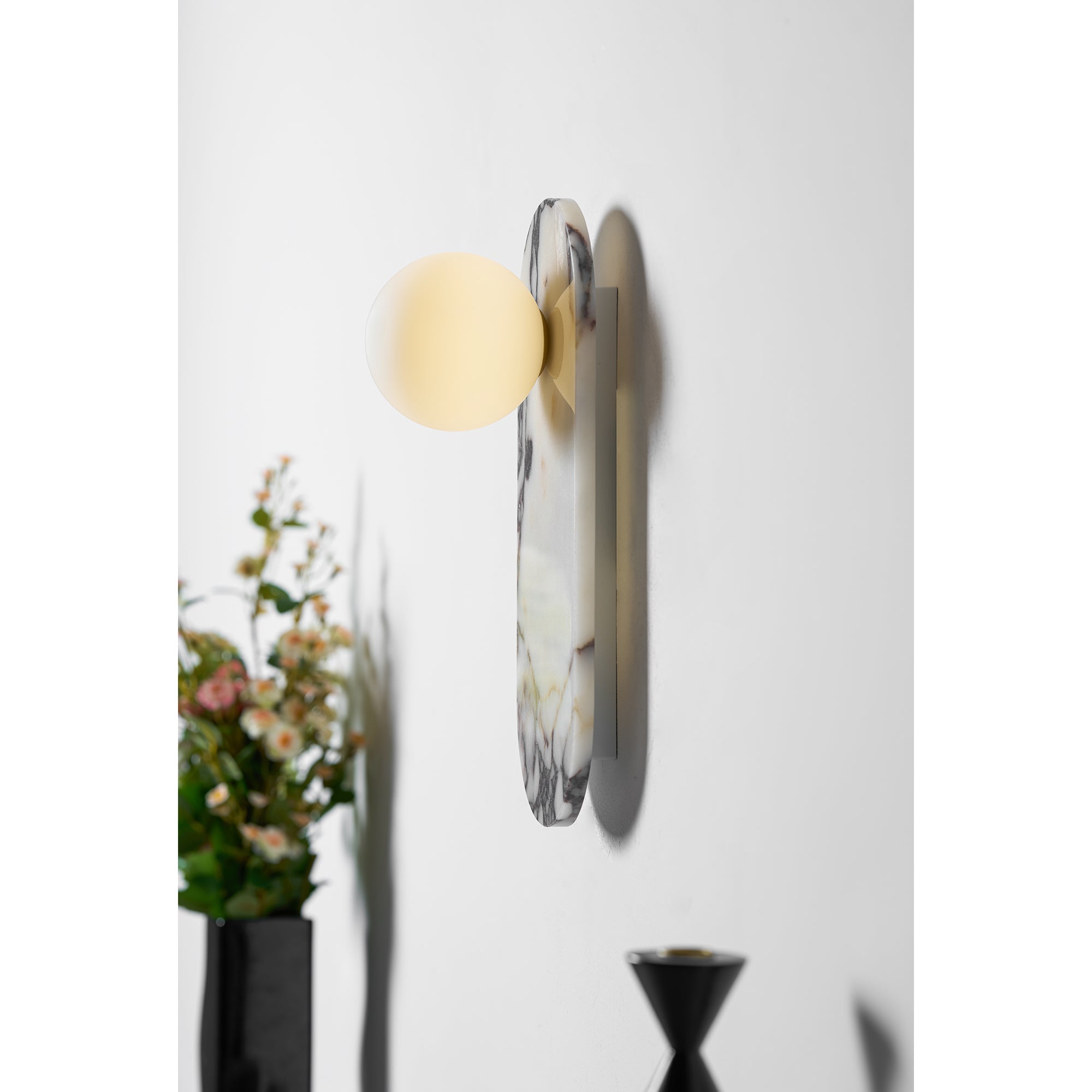 Design Wandleuchte aus Bulgari-Marmor mit Opalglaskugel – Italienische Mid-Century Wandbeleuchtung für Wohnzimmer, Flur und Schlafzimmer | Restfield