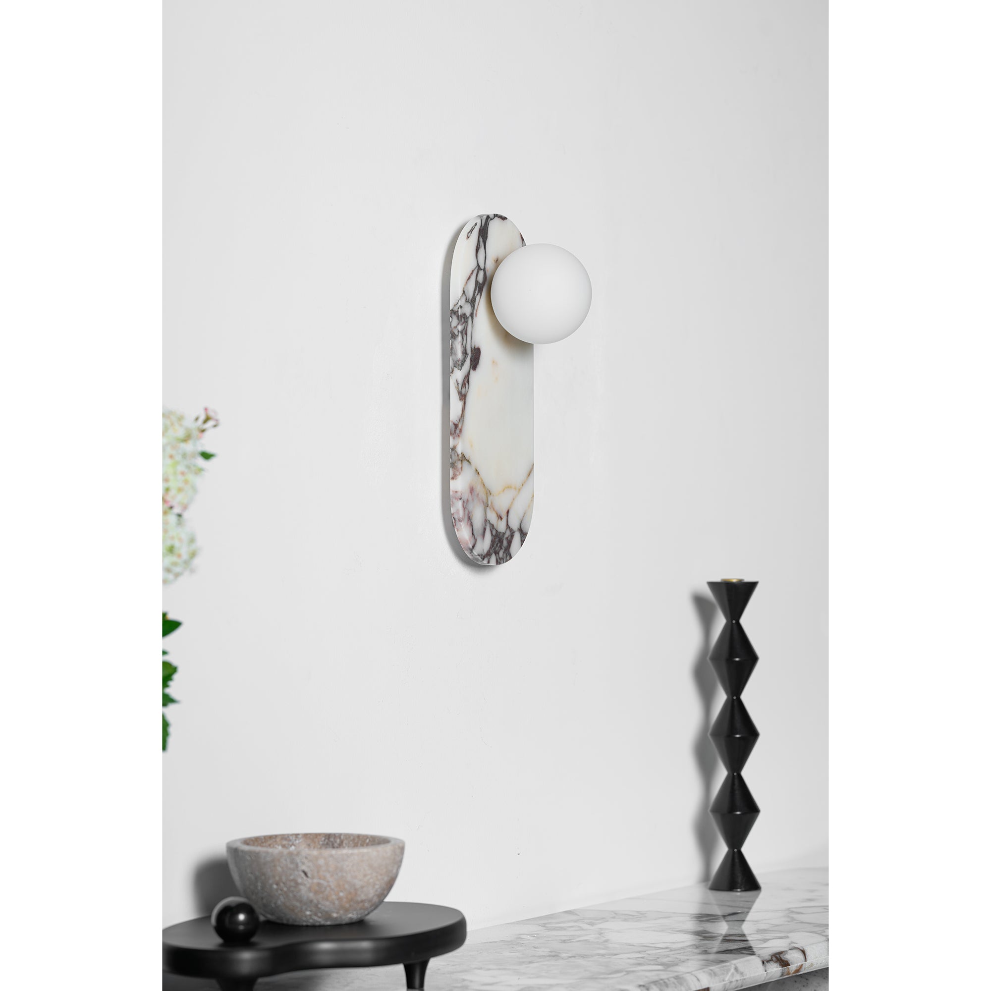 Design Wandleuchte aus Bulgari-Marmor mit Opalglaskugel – Italienische Mid-Century Wandbeleuchtung für Wohnzimmer, Flur und Schlafzimmer | Restfield