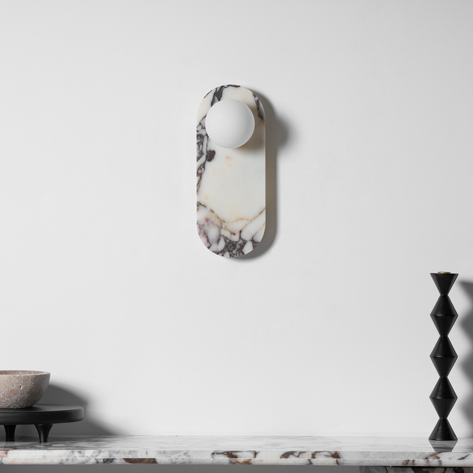 Design Wandleuchte aus Bulgari-Marmor mit Opalglaskugel – Italienische Mid-Century Wandbeleuchtung für Wohnzimmer, Flur und Schlafzimmer | Restfield