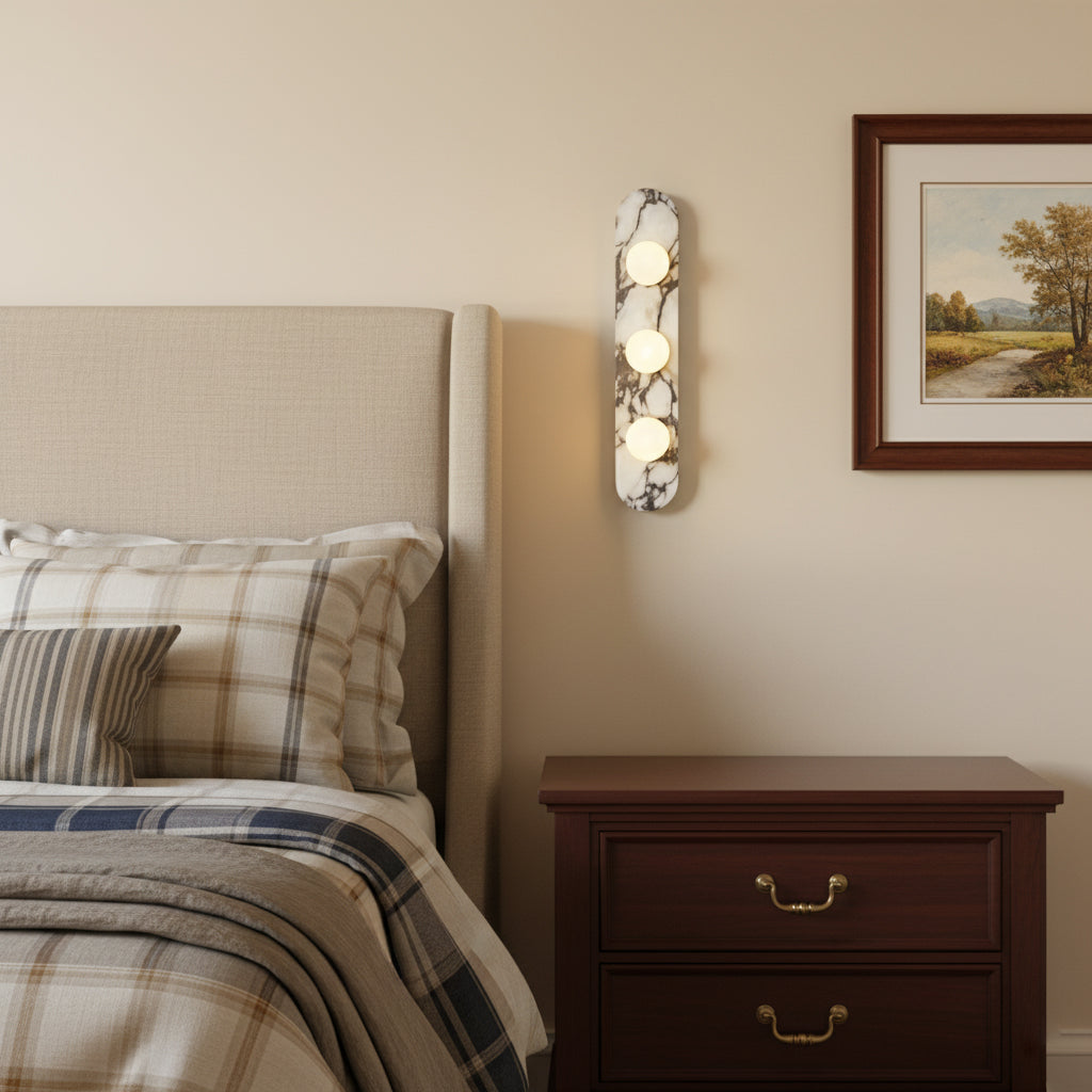 Design Wandleuchte aus Bulgari-Marmor mit Opalglaskugel – Italienische Mid-Century Wandbeleuchtung für Wohnzimmer, Flur und Schlafzimmer | Restfield
