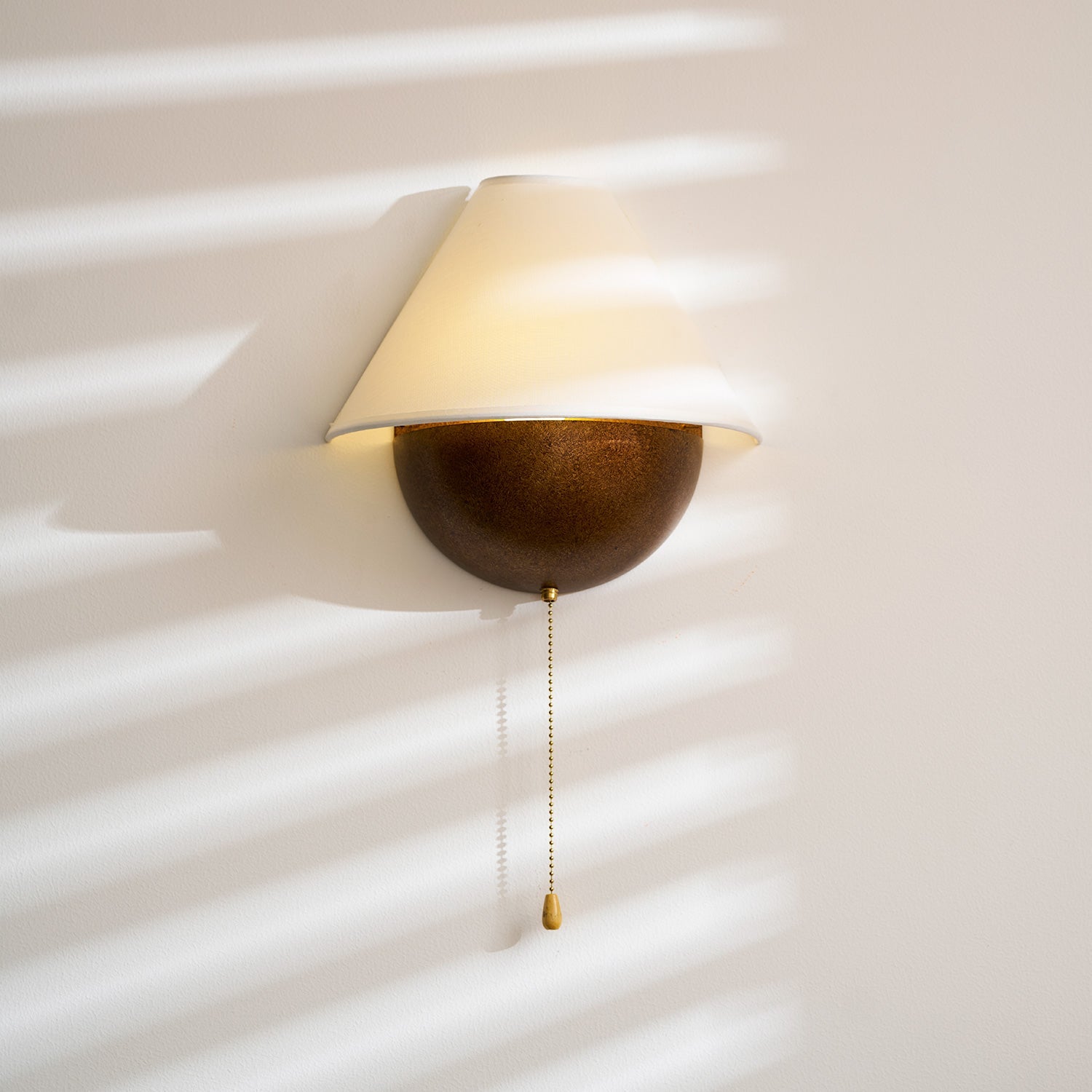 Wandlamp Half-Sphere met Stoffen Kap – Messing Trekschakelaar & Handbewerkt Ijzer voor Slaapkamer en Leeshoek | Sansoti