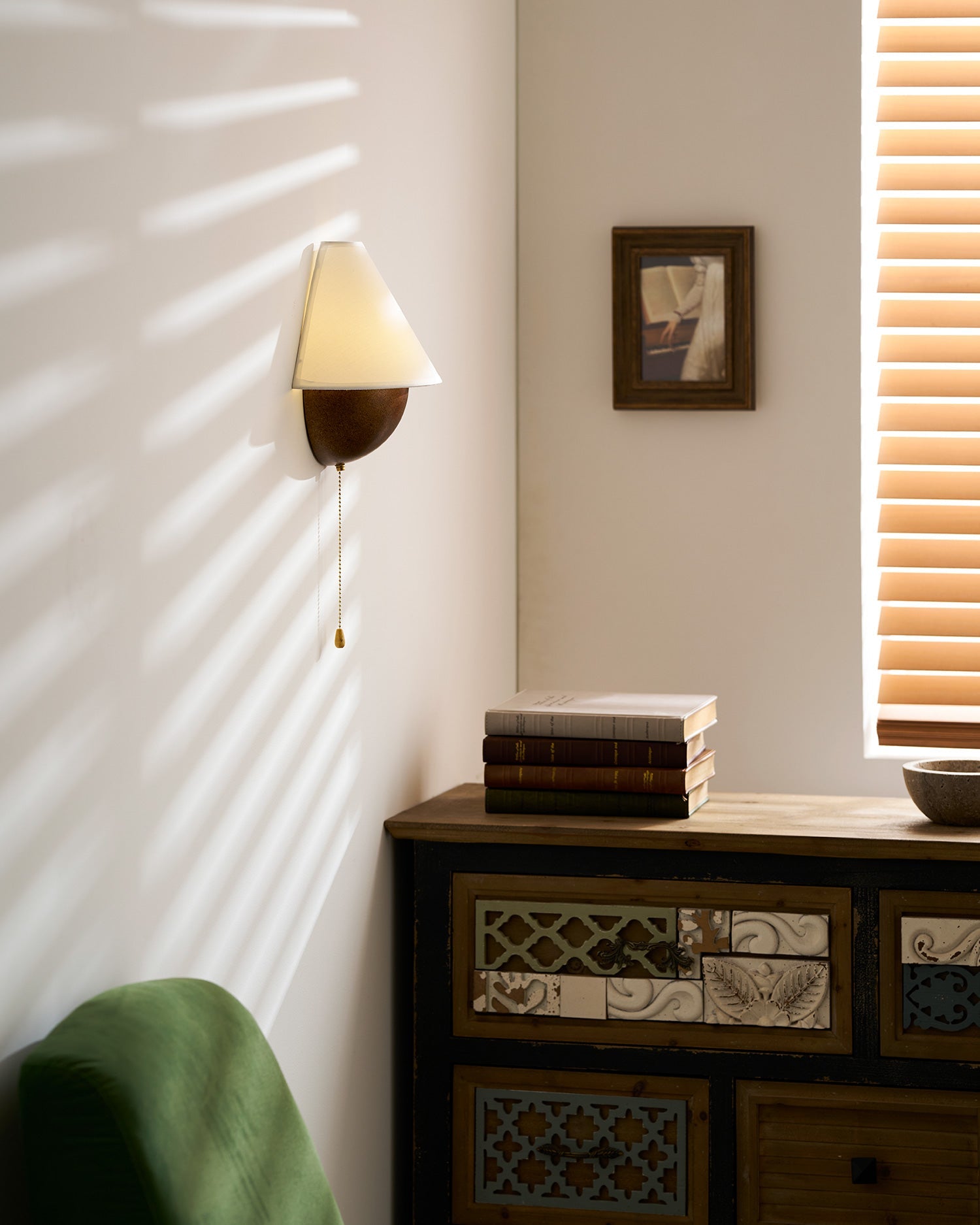 Wandlamp Half-Sphere met Stoffen Kap – Messing Trekschakelaar & Handbewerkt Ijzer voor Slaapkamer en Leeshoek | Sansoti