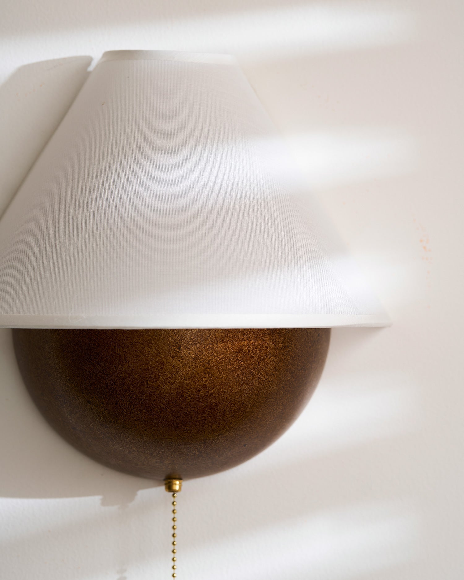 Wandlamp Half-Sphere met Stoffen Kap – Messing Trekschakelaar & Handbewerkt Ijzer voor Slaapkamer en Leeshoek | Sansoti