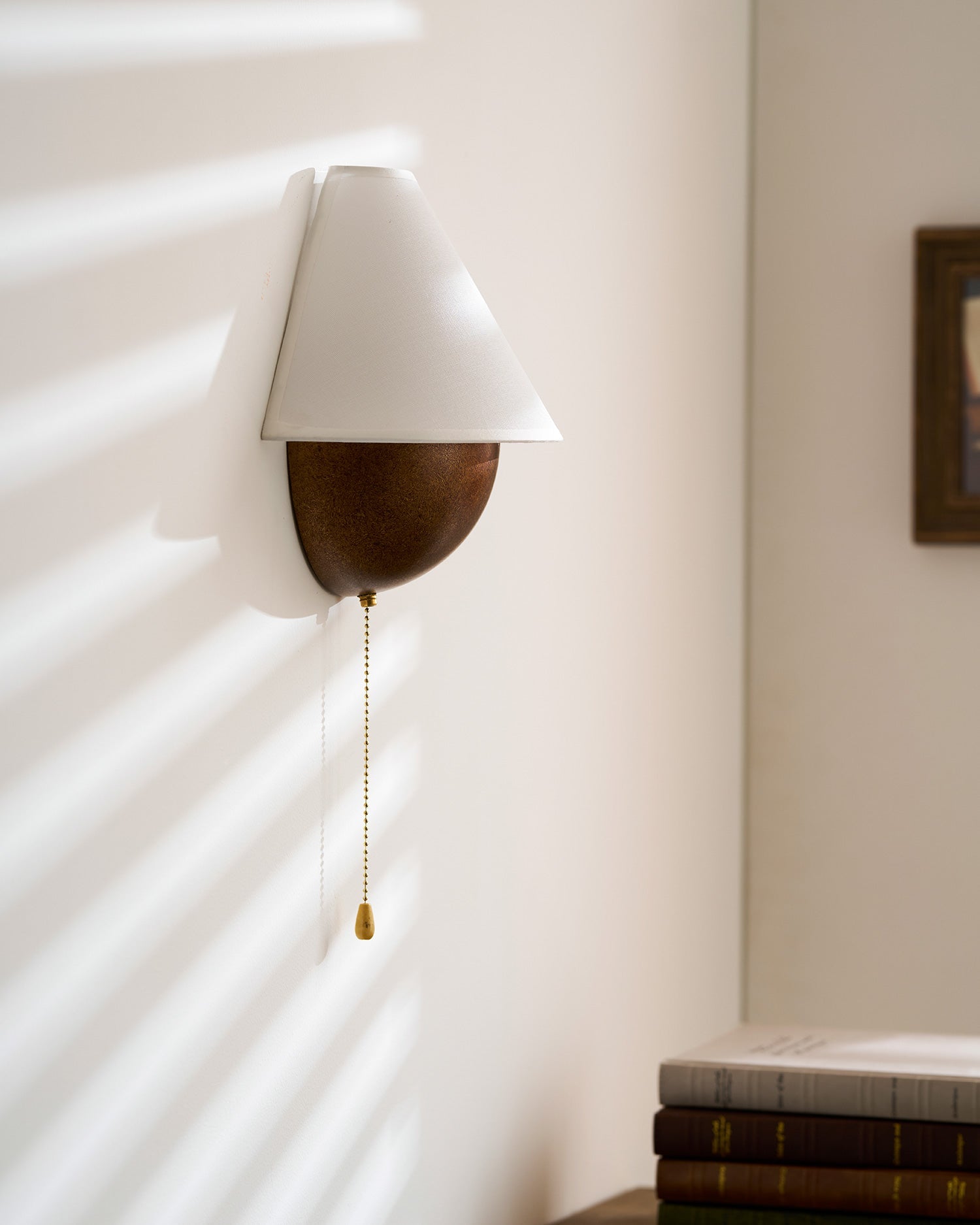 Wandlamp Half-Sphere met Stoffen Kap – Messing Trekschakelaar & Handbewerkt Ijzer voor Slaapkamer en Leeshoek | Sansoti