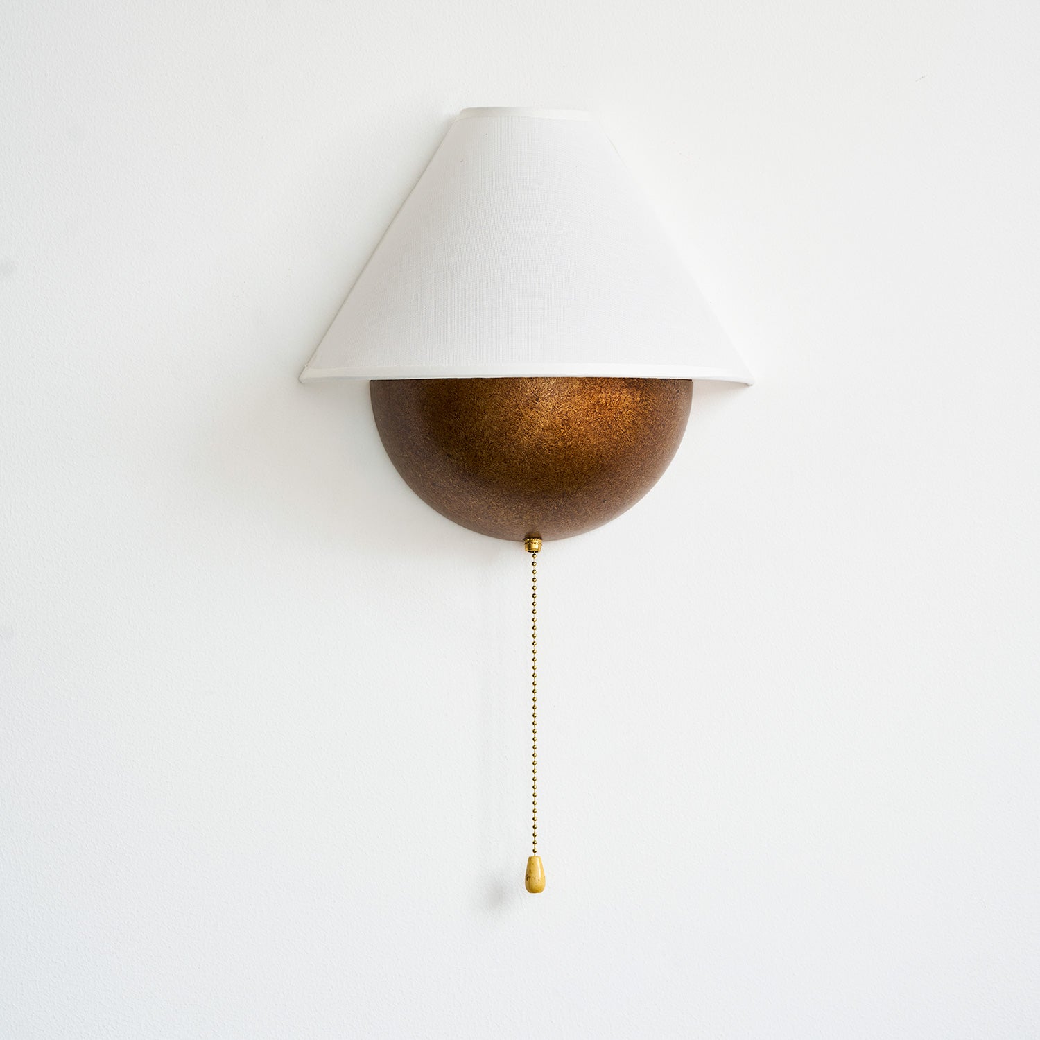 Wandlamp Half-Sphere met Stoffen Kap – Messing Trekschakelaar & Handbewerkt Ijzer voor Slaapkamer en Leeshoek | Sansoti