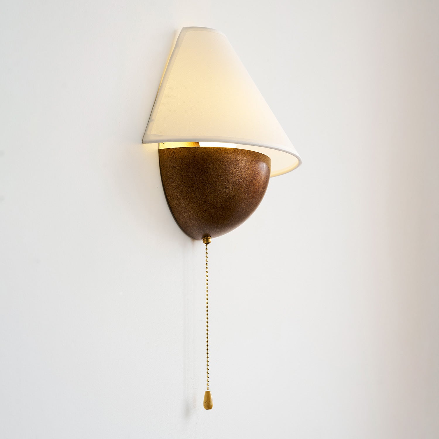 Wandlamp Half-Sphere met Stoffen Kap – Messing Trekschakelaar & Handbewerkt Ijzer voor Slaapkamer en Leeshoek | Sansoti