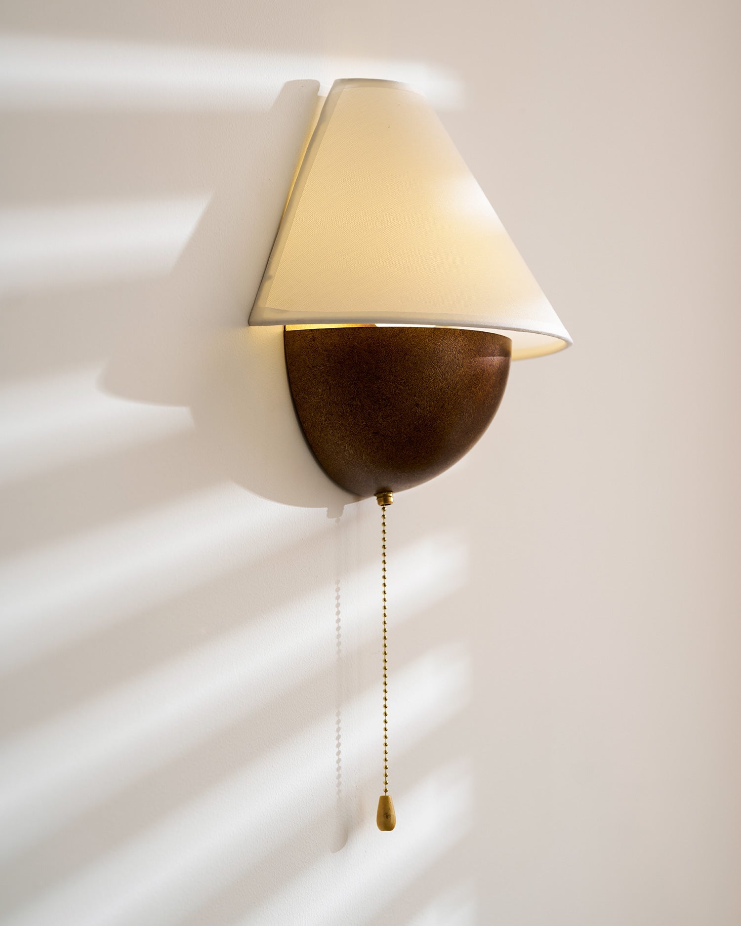 Wandlamp Half-Sphere met Stoffen Kap – Messing Trekschakelaar & Handbewerkt Ijzer voor Slaapkamer en Leeshoek | Sansoti