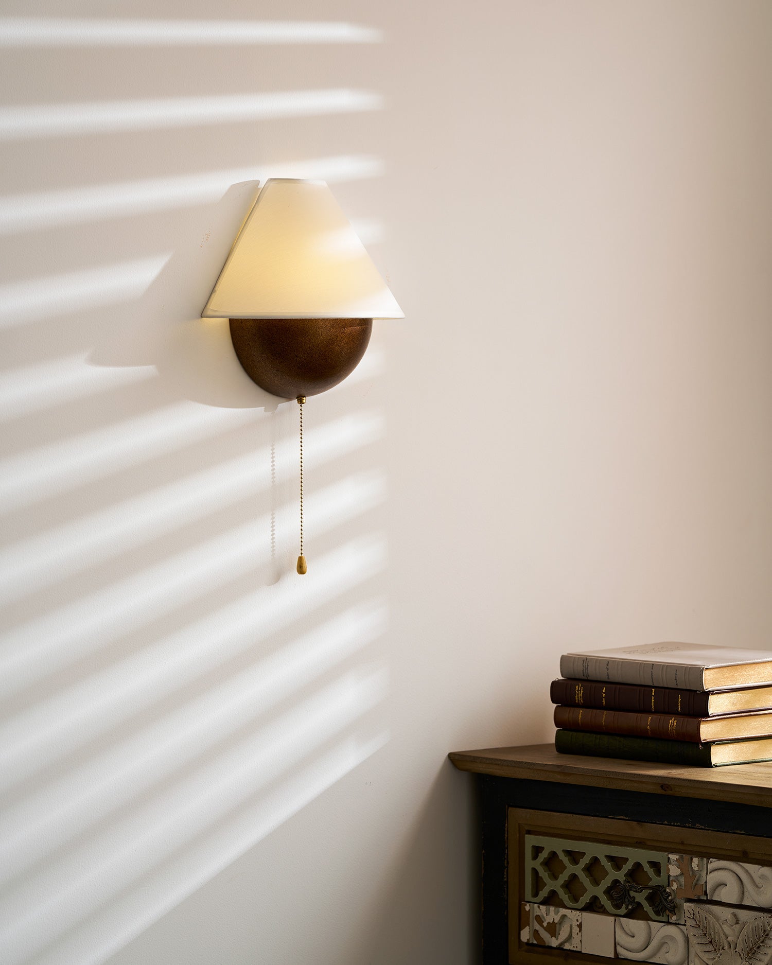 Wandlamp Half-Sphere met Stoffen Kap – Messing Trekschakelaar & Handbewerkt Ijzer voor Slaapkamer en Leeshoek | Sansoti