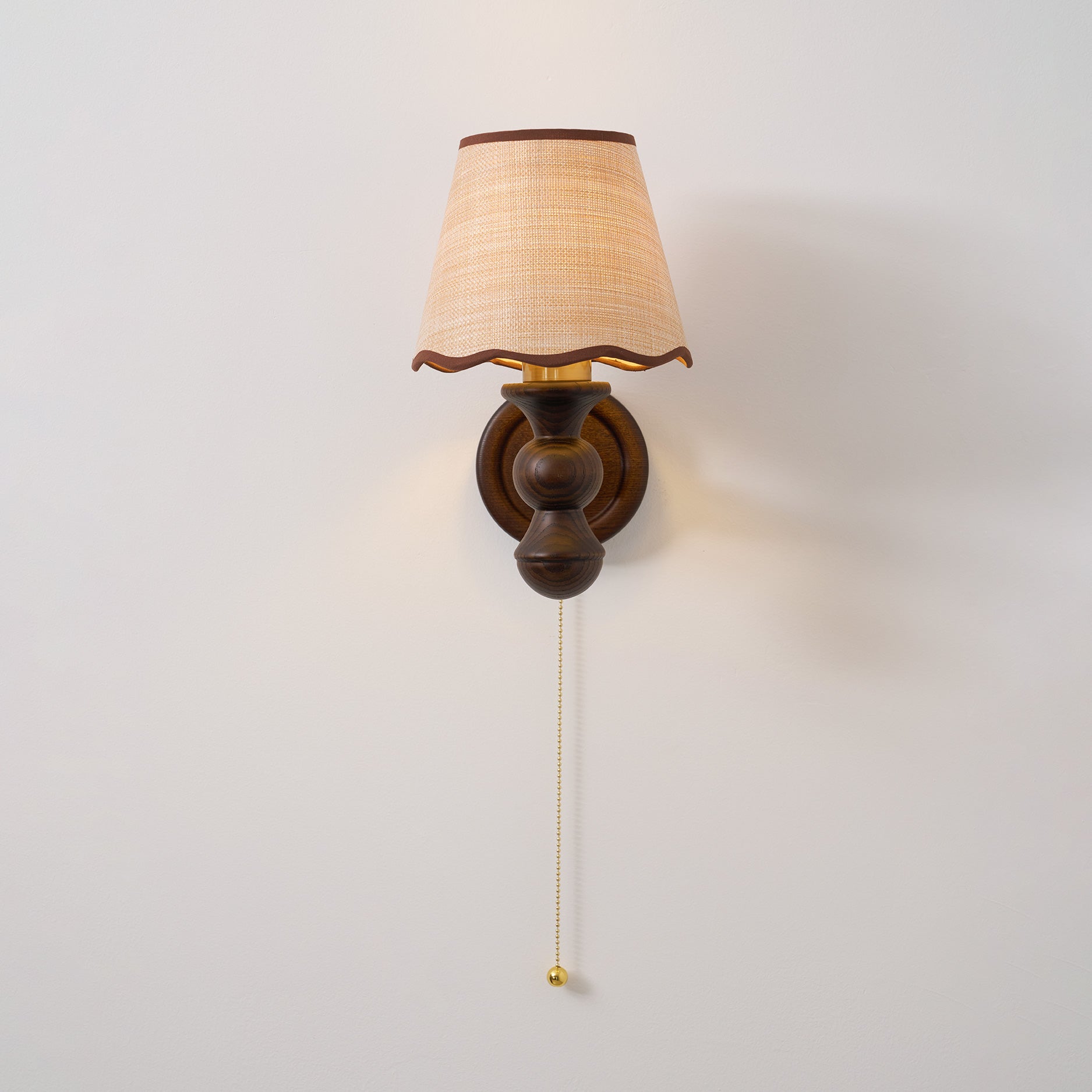 Wandlamp met golvende stoffen kap – Walnoot en beige vintage wandverlichting voor slaapkamer en gang | Sansoti