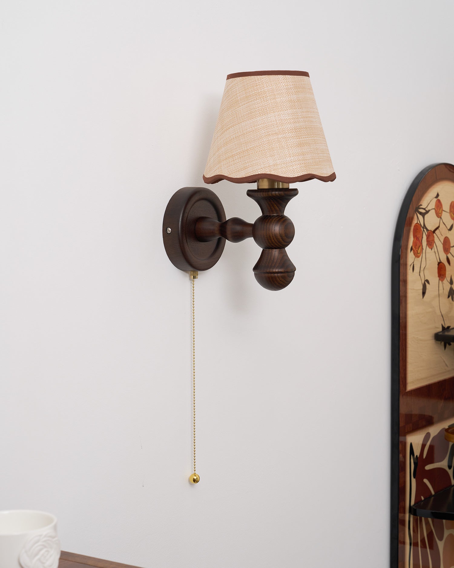 Wandlamp met golvende stoffen kap – Walnoot en beige vintage wandverlichting voor slaapkamer en gang | Sansoti