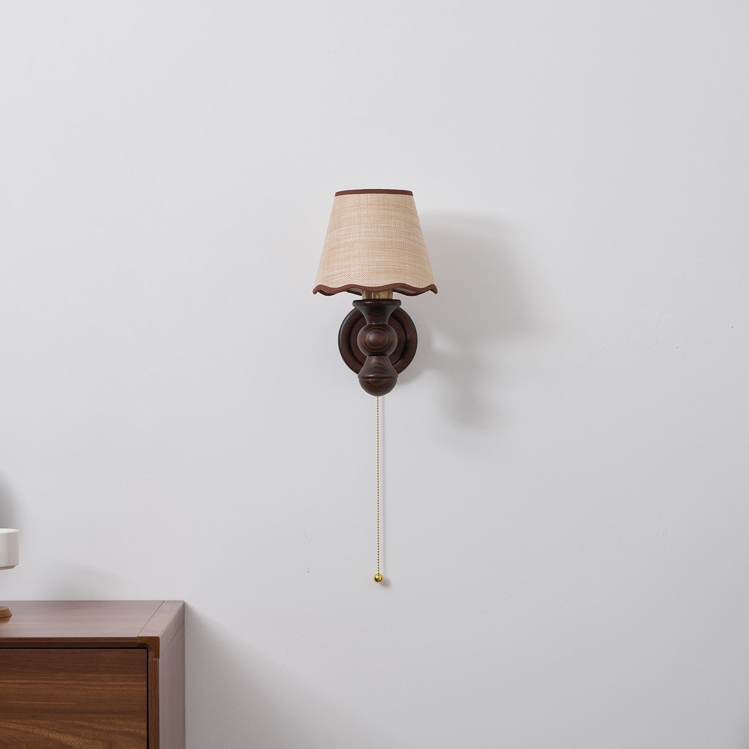 Wandlamp met golvende stoffen kap – Walnoot en beige vintage wandverlichting voor slaapkamer en gang | Sansoti