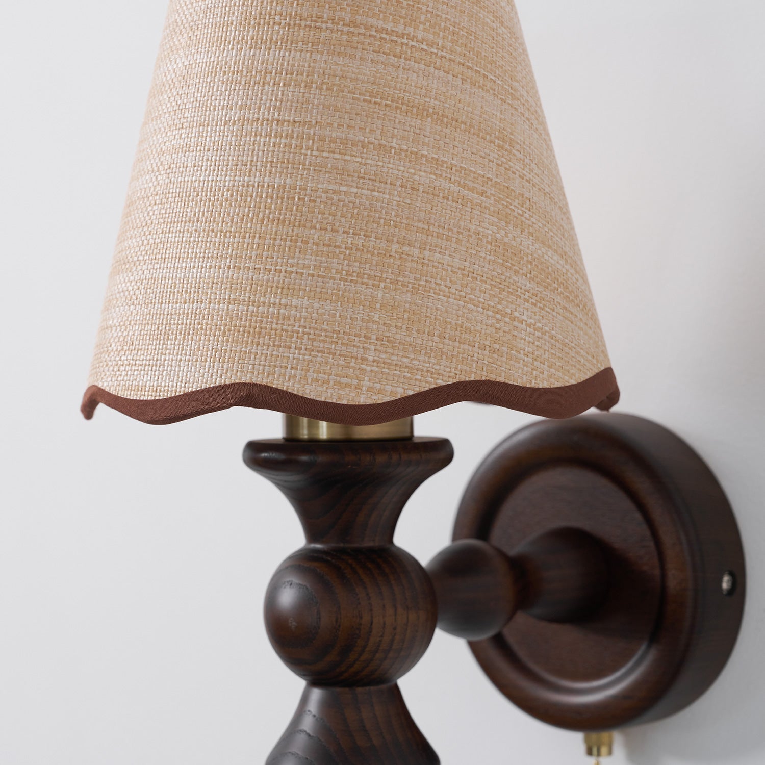 Wandlamp met golvende stoffen kap – Walnoot en beige vintage wandverlichting voor slaapkamer en gang | Sansoti