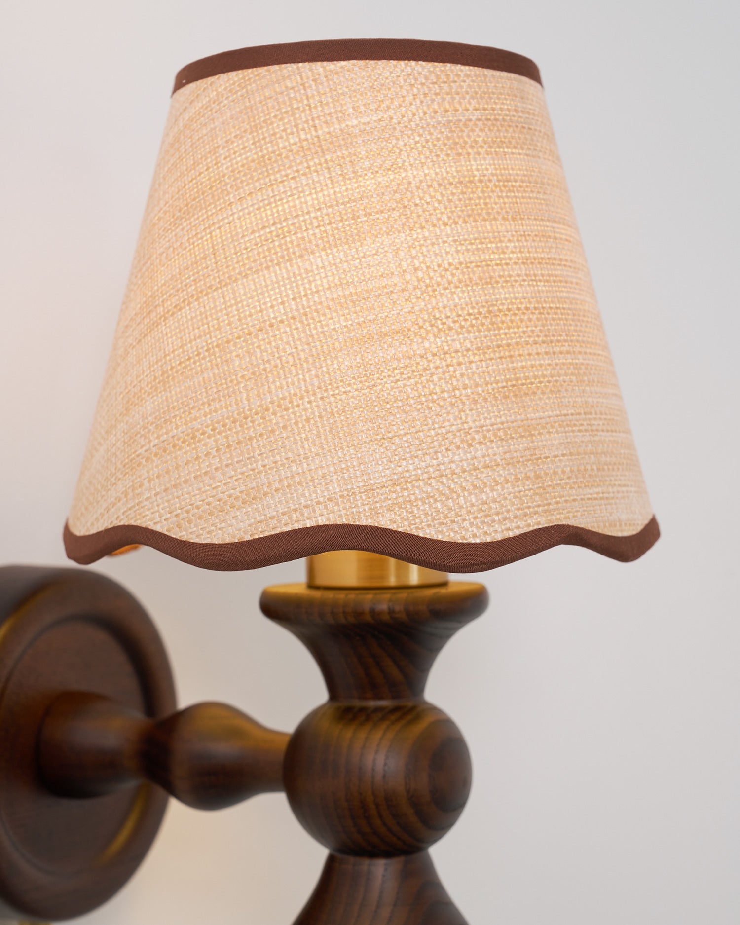 Wandlamp met golvende stoffen kap – Walnoot en beige vintage wandverlichting voor slaapkamer en gang | Sansoti