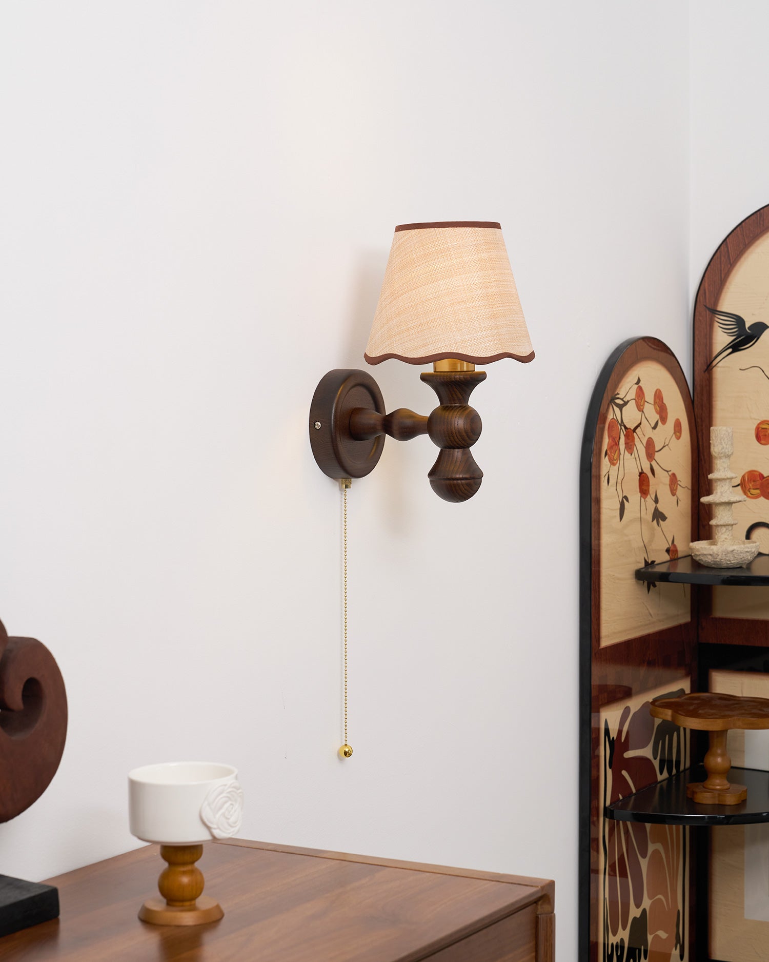 Wandlamp met golvende stoffen kap – Walnoot en beige vintage wandverlichting voor slaapkamer en gang | Sansoti