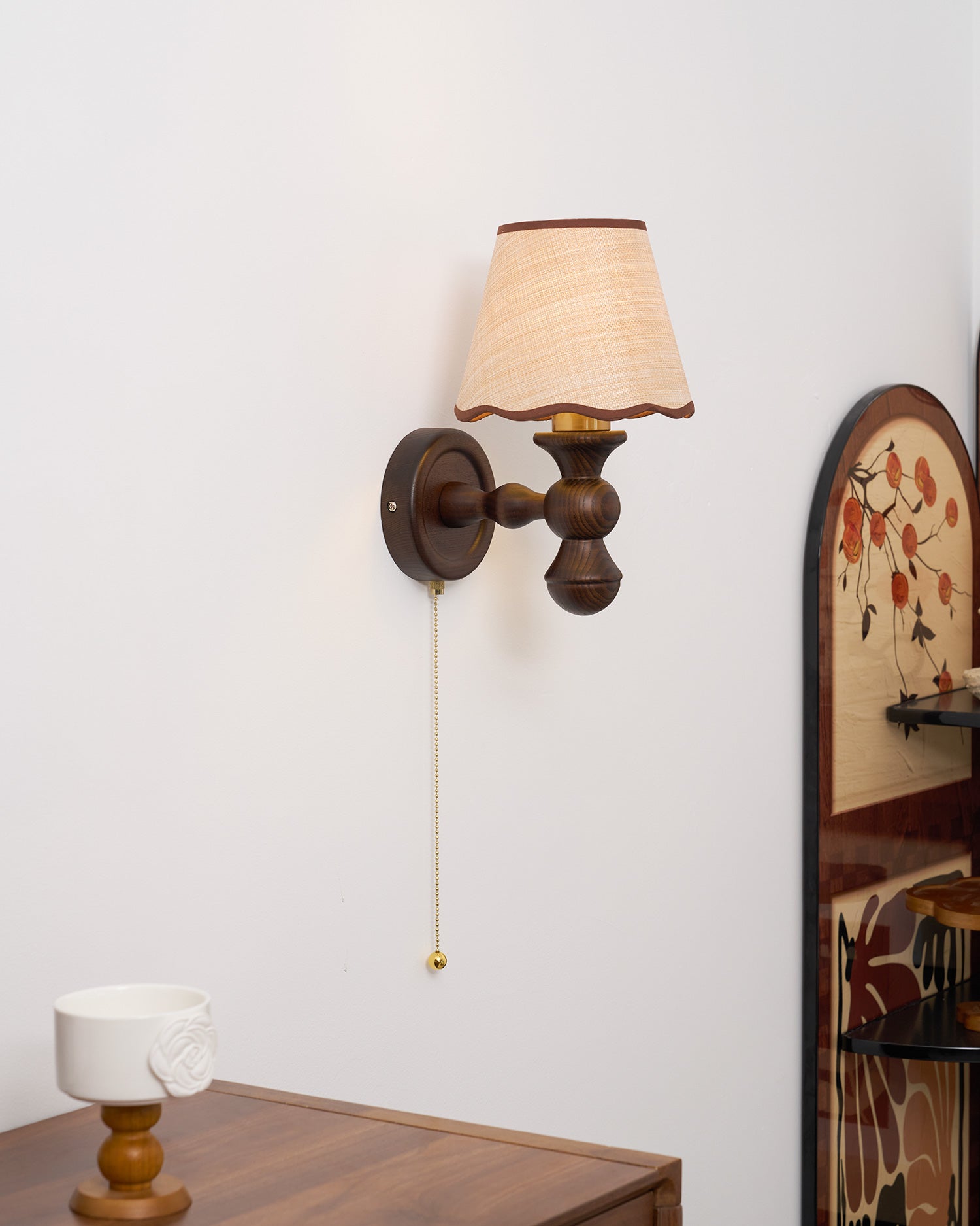 Wandlamp met golvende stoffen kap – Walnoot en beige vintage wandverlichting voor slaapkamer en gang | Sansoti