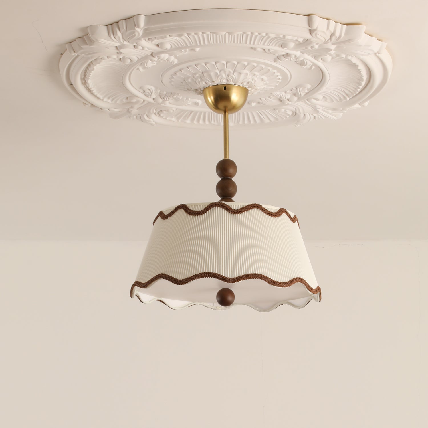 Plafondlamp met Geplooide Kap en Houten Kralen – Vintage Cottage Stijl voor Warm Sfeervol Licht | Sansoti