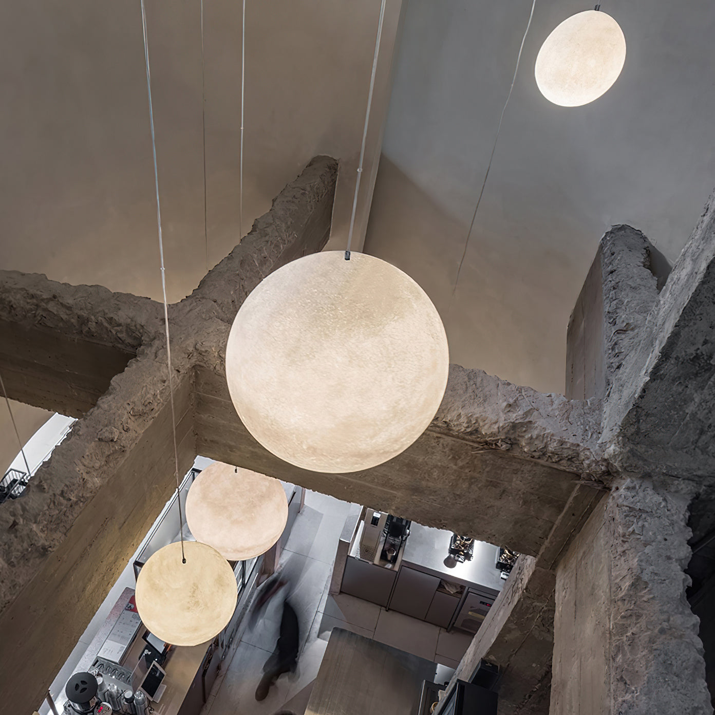 Maan Hanglamp – Realistische Textuur – 8 Maten Beschikbaar – Romantische Maanbol voor Slaapkamer Eetkamer Kinderkamer – Dimbaar Warm Licht – Schuine Plafondadapter Inbegrepen | Sansoti