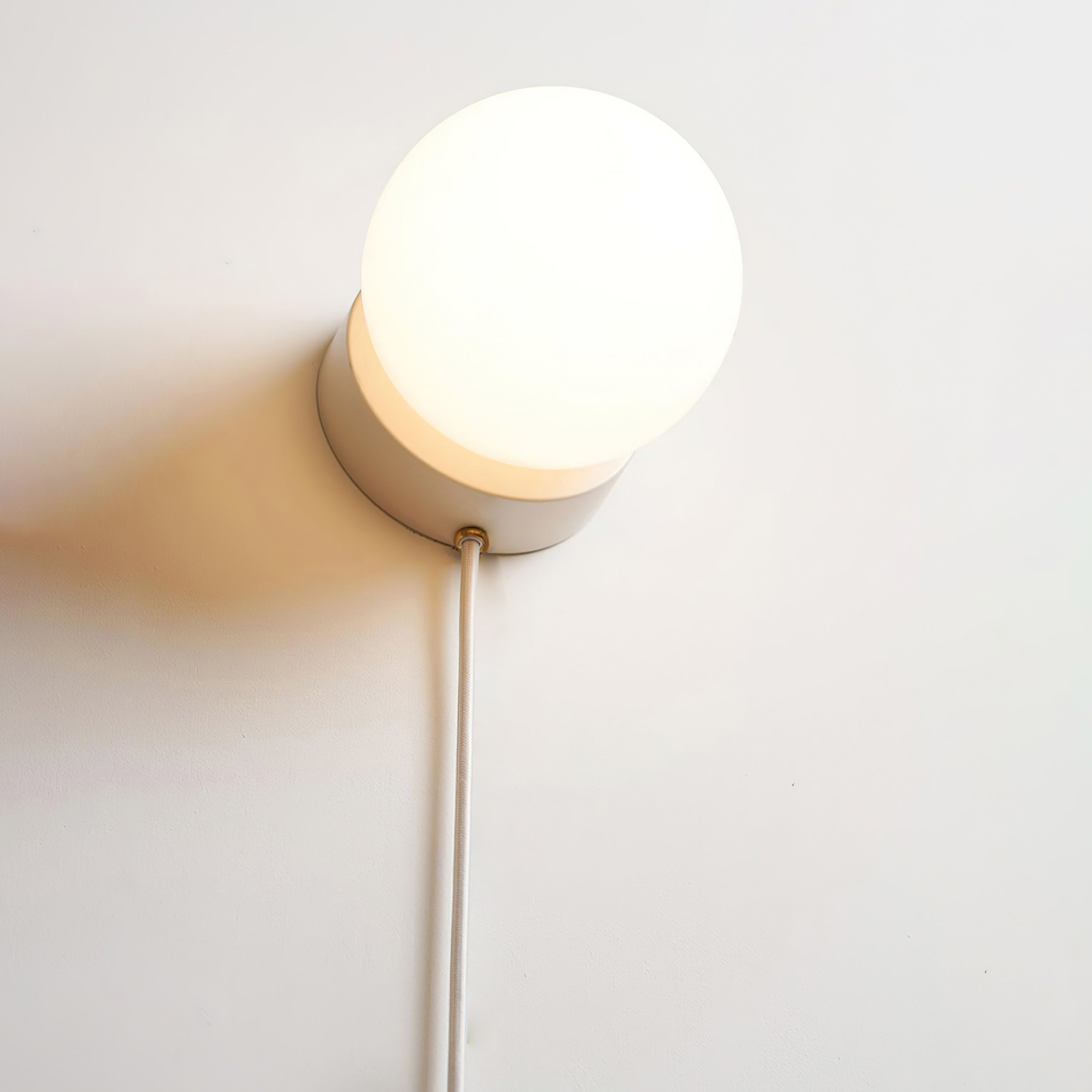 Wandlamp Plug-In Glas & IJzer Zwart Wit Sfeerlicht Slaapkamer Gang | Sansoti