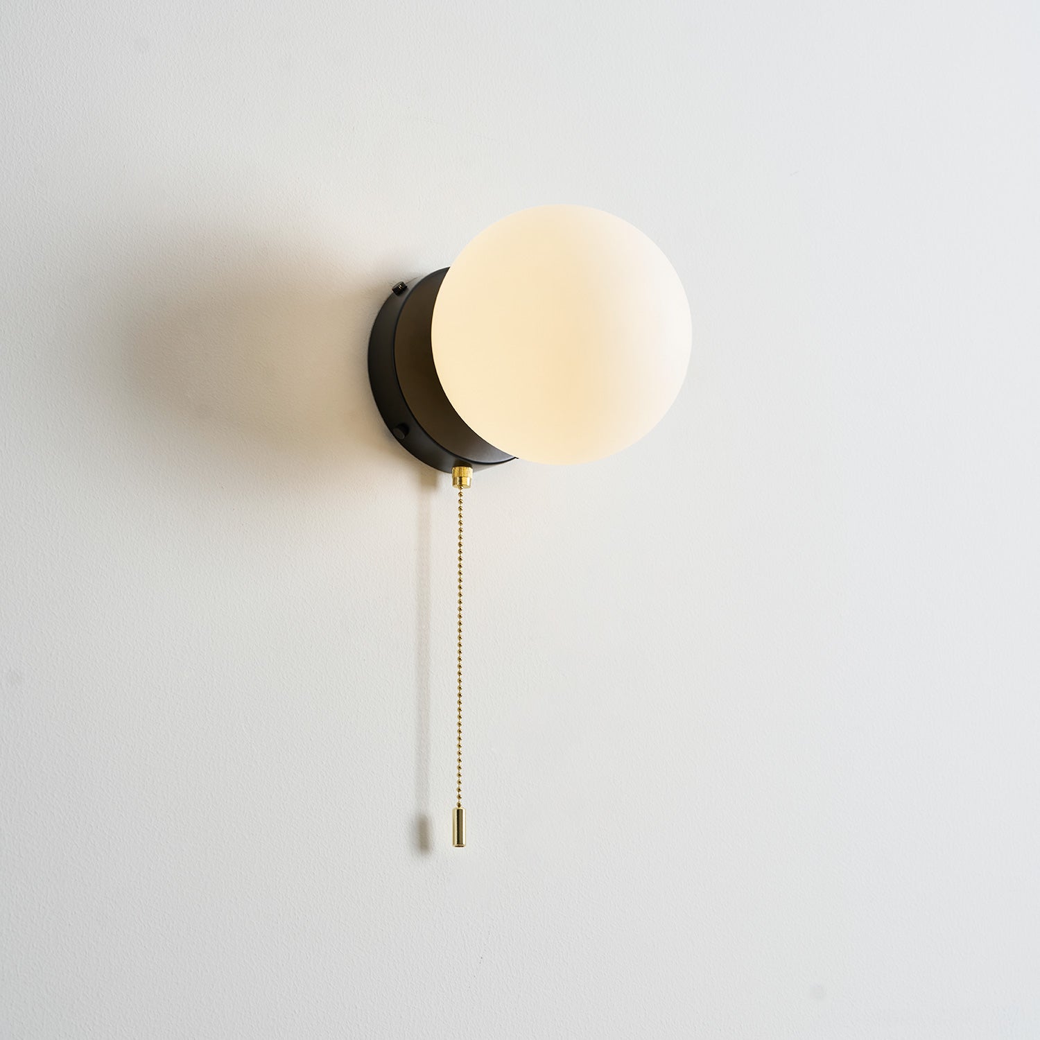 Glazen Wandlamp Scandinavisch Design met Ronde Bolkap Wit Glas G9 Fitting Compact & Modern Sfeervol voor Slaapkamer Hal | Sansoti
