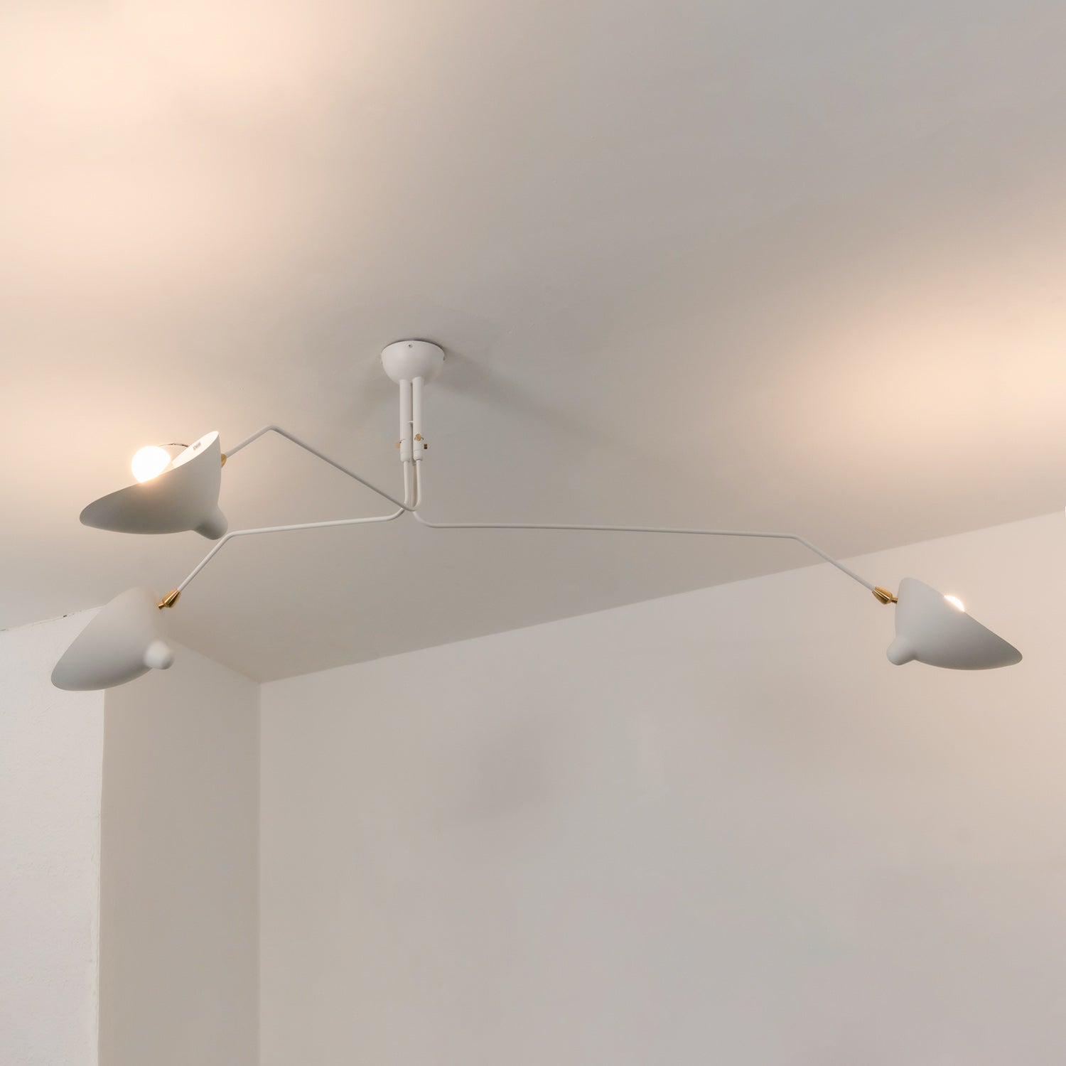 Verstelbare Spinlamp Multi-Arm Plafondlamp Industriële Design Messing Details Zwart Wit Scandinavisch Modern | Sansoti
