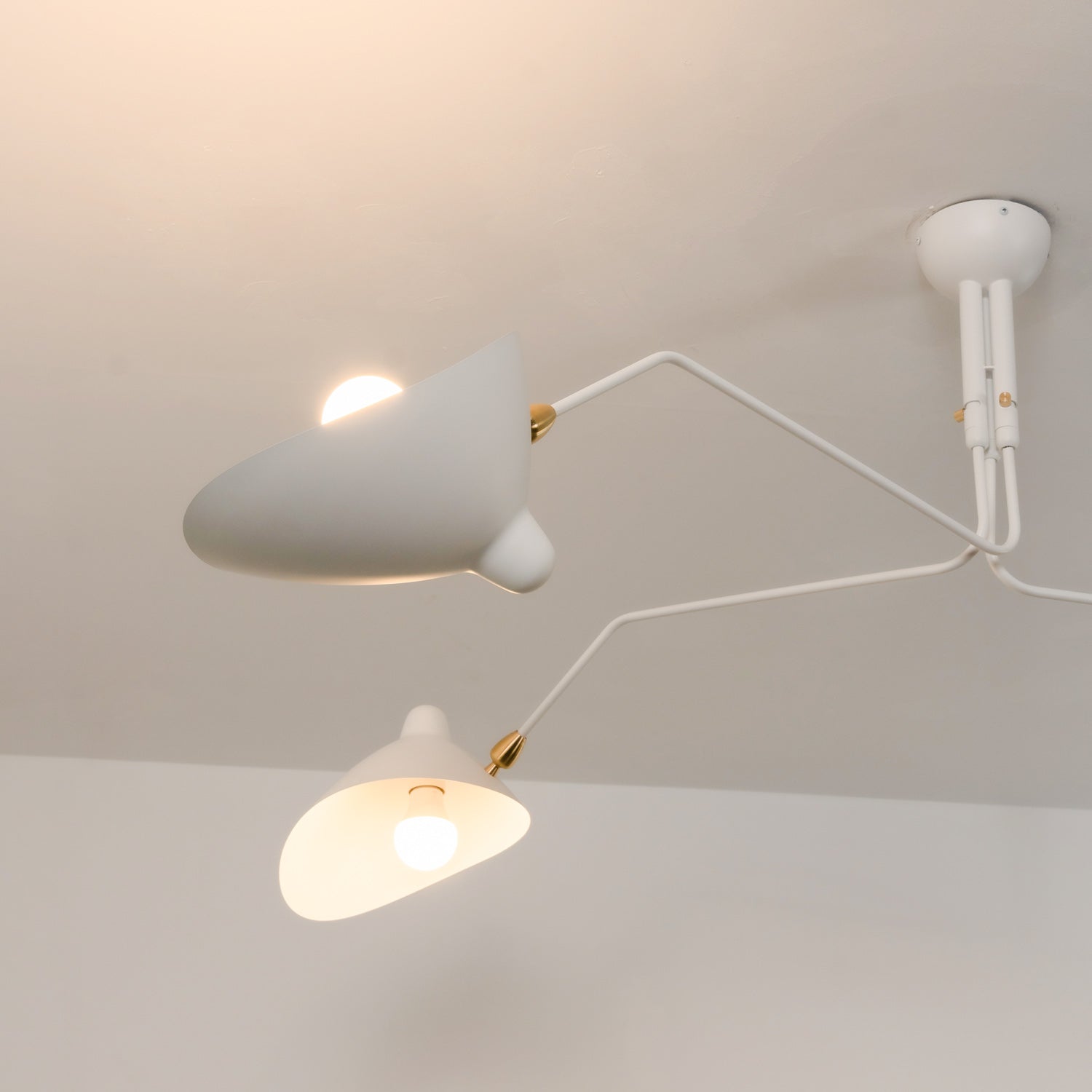 Verstelbare Spinlamp Multi-Arm Plafondlamp Industriële Design Messing Details Zwart Wit Scandinavisch Modern | Sansoti