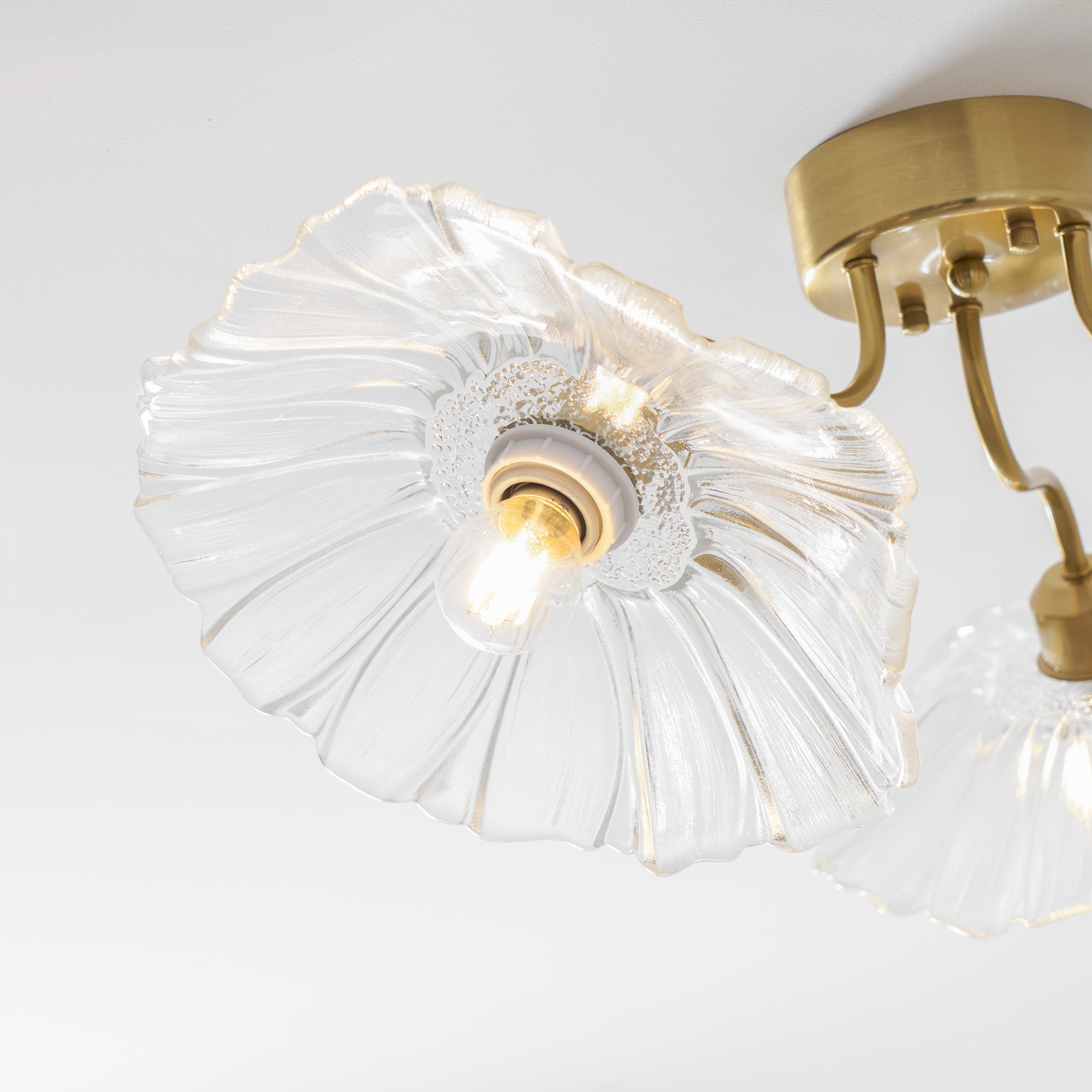 Glazen Plafondlamp met Bladmotief – 3, 5 of 6 Lichtpunten – Gouden Armatuur met Helder of Roze Matglas | Sansoti