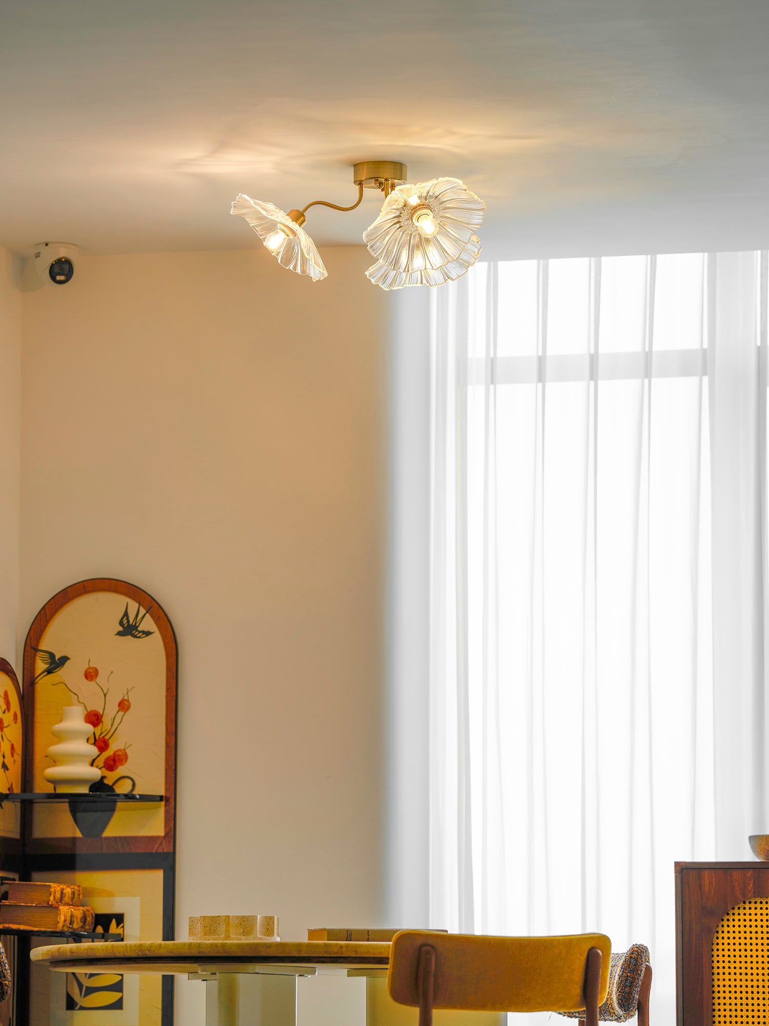 Glazen Plafondlamp met Bladmotief – 3, 5 of 6 Lichtpunten – Gouden Armatuur met Helder of Roze Matglas | Sansoti