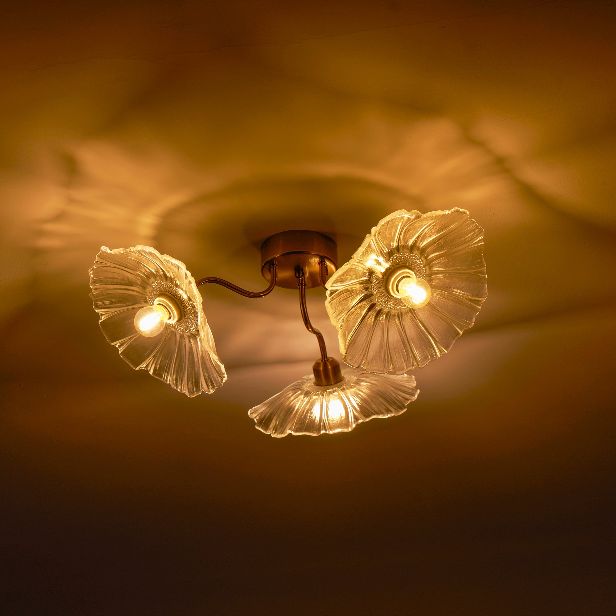 Glazen Plafondlamp met Bladmotief – 3, 5 of 6 Lichtpunten – Gouden Armatuur met Helder of Roze Matglas | Sansoti
