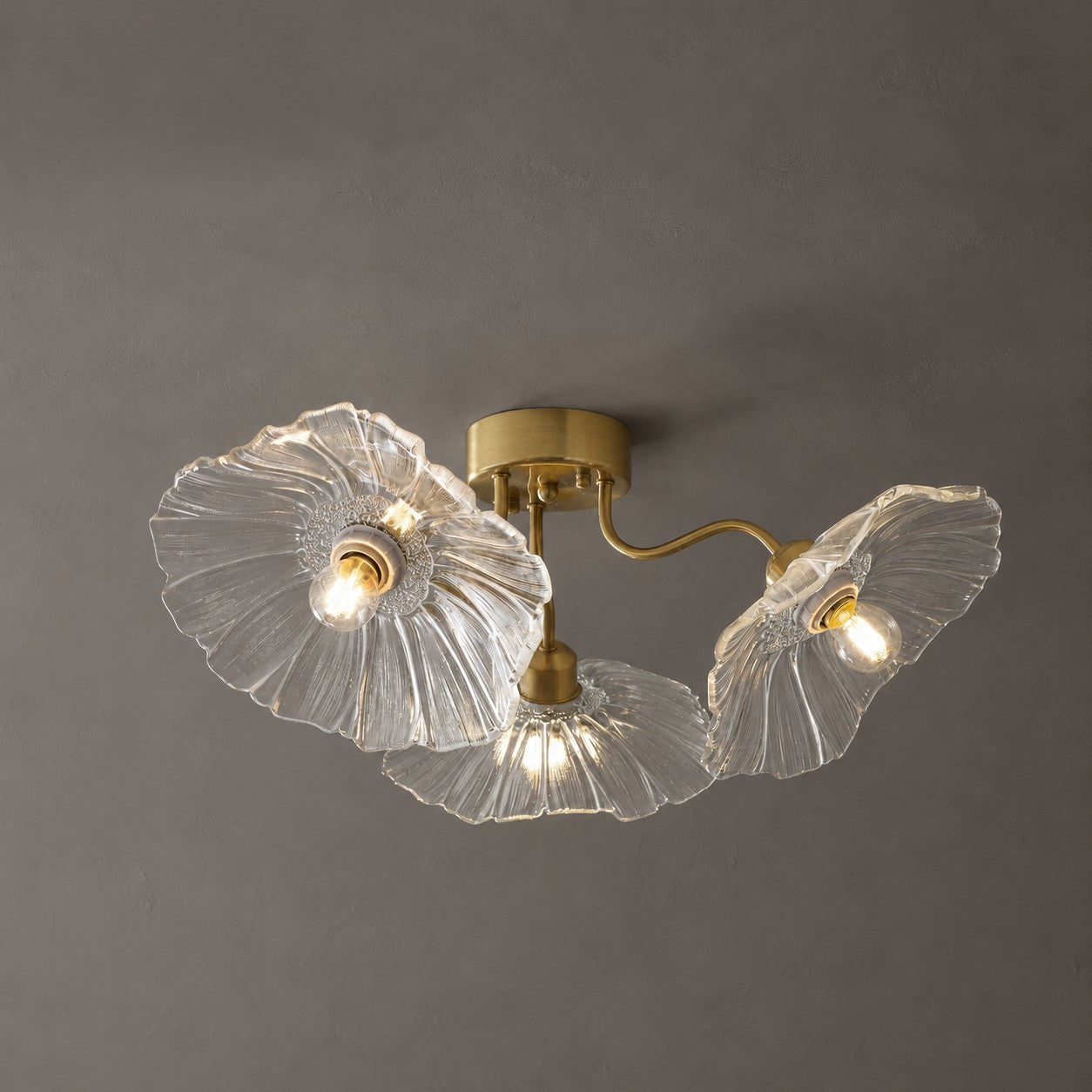 Glazen Plafondlamp met Bladmotief – 3, 5 of 6 Lichtpunten – Gouden Armatuur met Helder of Roze Matglas | Sansoti