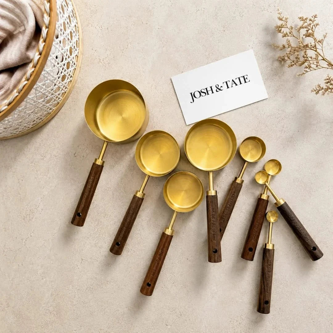 Messbecher- und Messlöffel-Set aus Akazienholz und goldfarbenem Edelstahl zum präzisen Abmessen von Zutaten beim Backen und Kochen | Sansoti