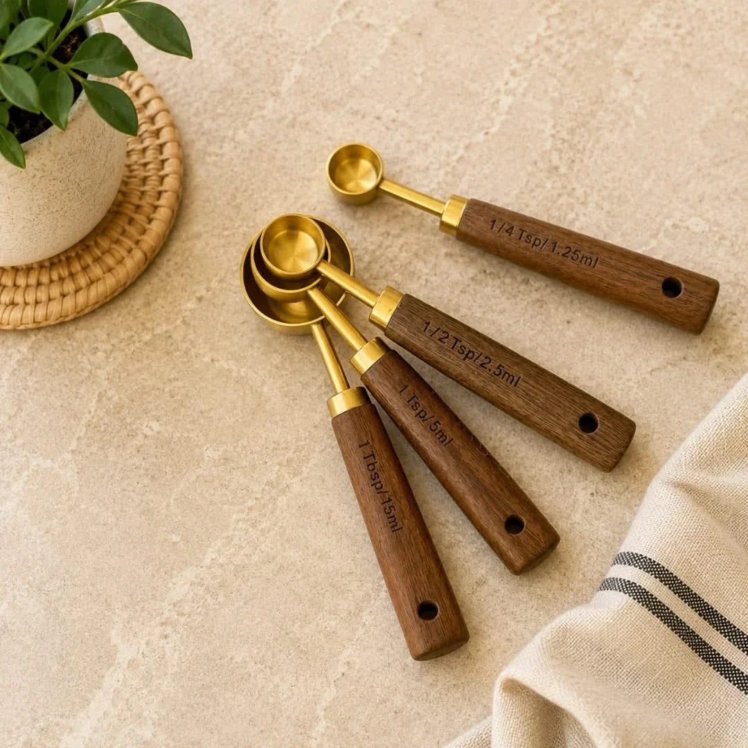 Messbecher- und Messlöffel-Set aus Akazienholz und goldfarbenem Edelstahl zum präzisen Abmessen von Zutaten beim Backen und Kochen | Sansoti