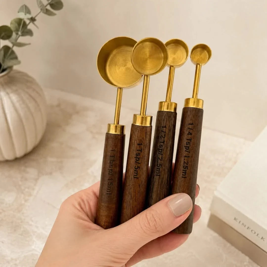 Messbecher- und Messlöffel-Set aus Akazienholz und goldfarbenem Edelstahl zum präzisen Abmessen von Zutaten beim Backen und Kochen | Sansoti