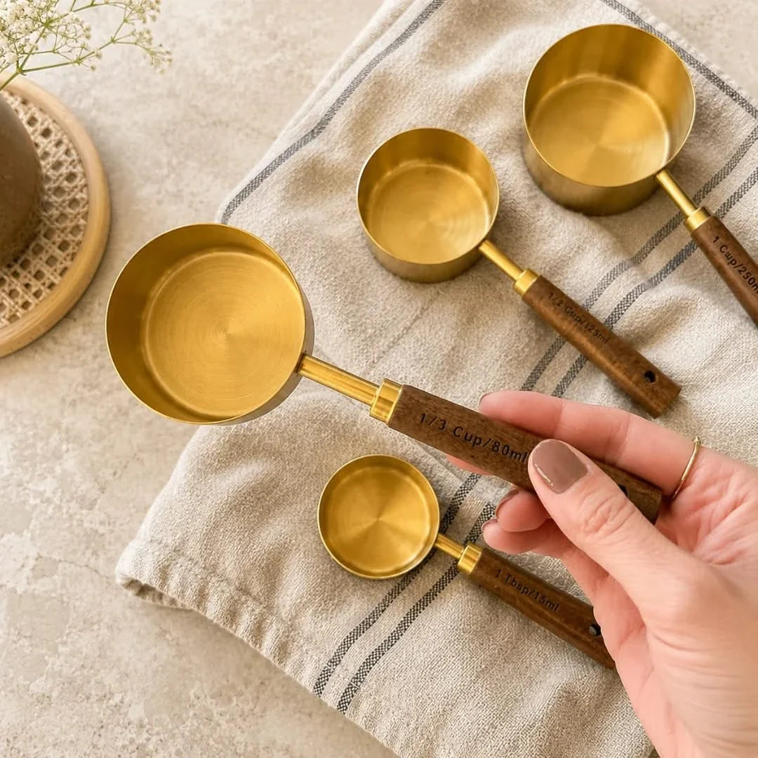 Messbecher- und Messlöffel-Set aus Akazienholz und goldfarbenem Edelstahl zum präzisen Abmessen von Zutaten beim Backen und Kochen | Sansoti