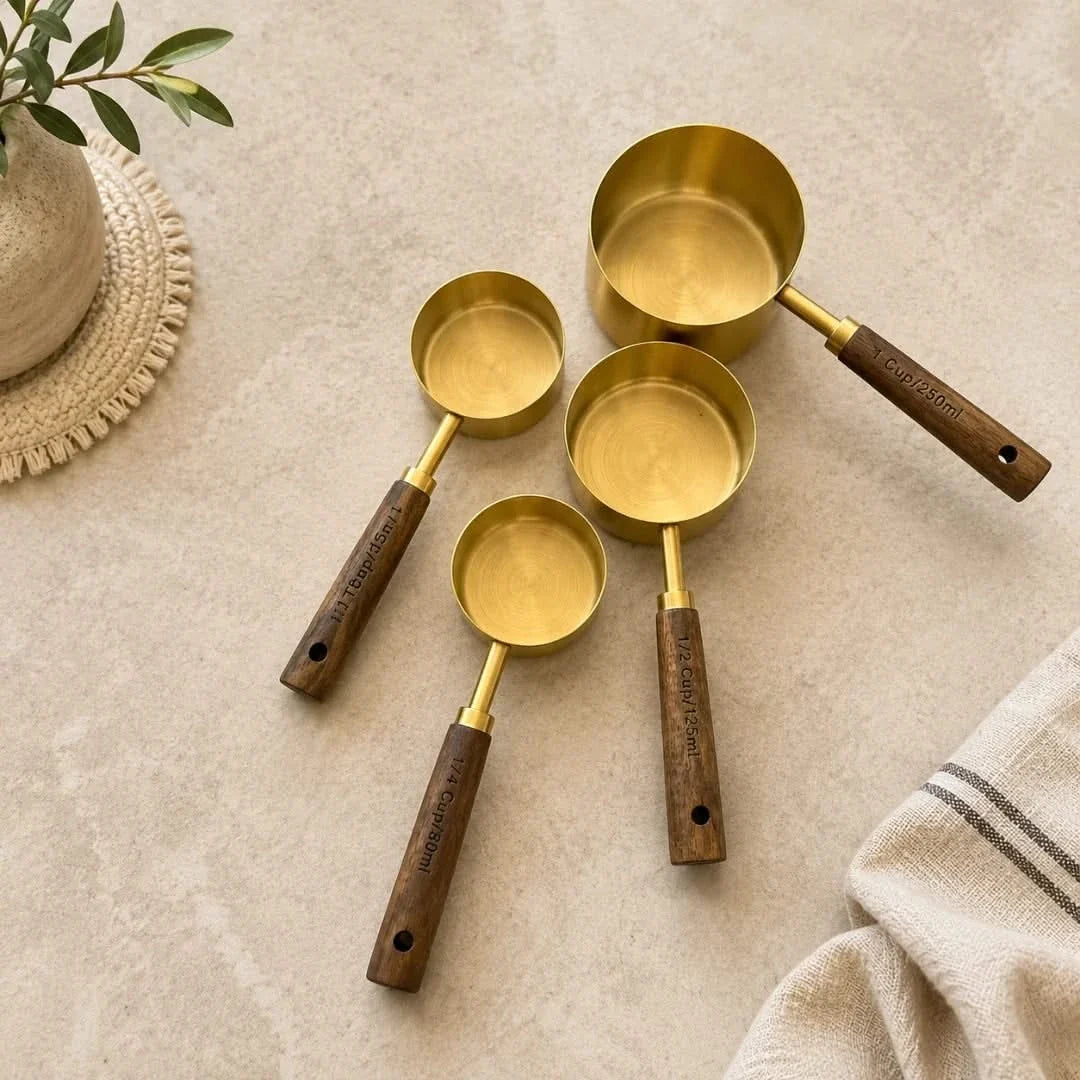 Messbecher- und Messlöffel-Set aus Akazienholz und goldfarbenem Edelstahl zum präzisen Abmessen von Zutaten beim Backen und Kochen | Sansoti