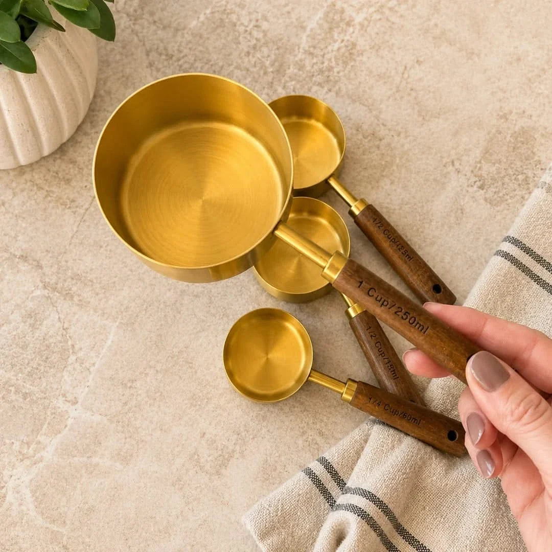 Messbecher- und Messlöffel-Set aus Akazienholz und goldfarbenem Edelstahl zum präzisen Abmessen von Zutaten beim Backen und Kochen | Sansoti