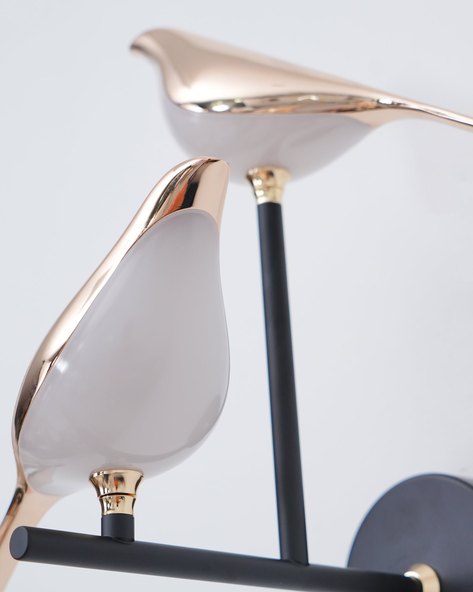 Wandlamp met Vogelmotief en Verstelbare Lamparmen – Zwart & Roségoud Design 1 of 2 Lichtpunten Magnetische Vogel Moderne Decoratieve Verlichting | Sansoti