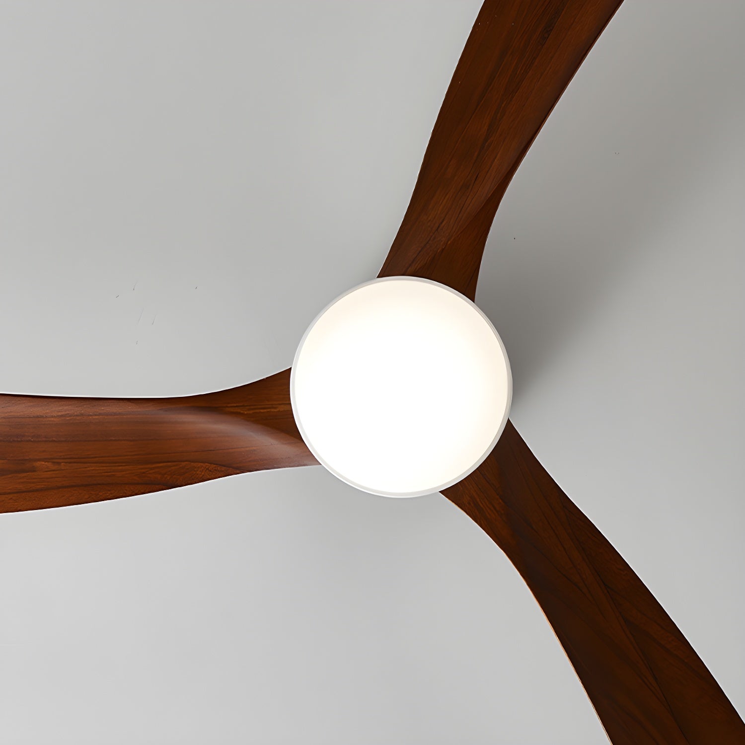 Deckenventilator mit LED-Beleuchtung und Holzflügeln – skandinavisches Design | Restfield
