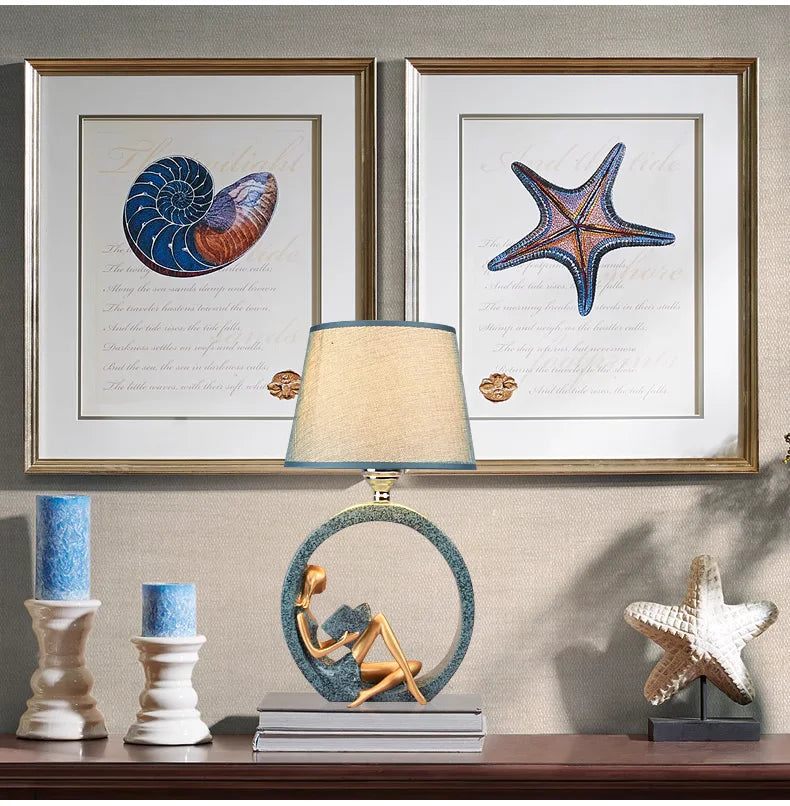 Leeslamp met Sculptuur Lezend Meisje – Tafellamp Hars & Stof Blauw – Sfeerverlichting Slaapkamer Bureau Leeshoek | Sansoti