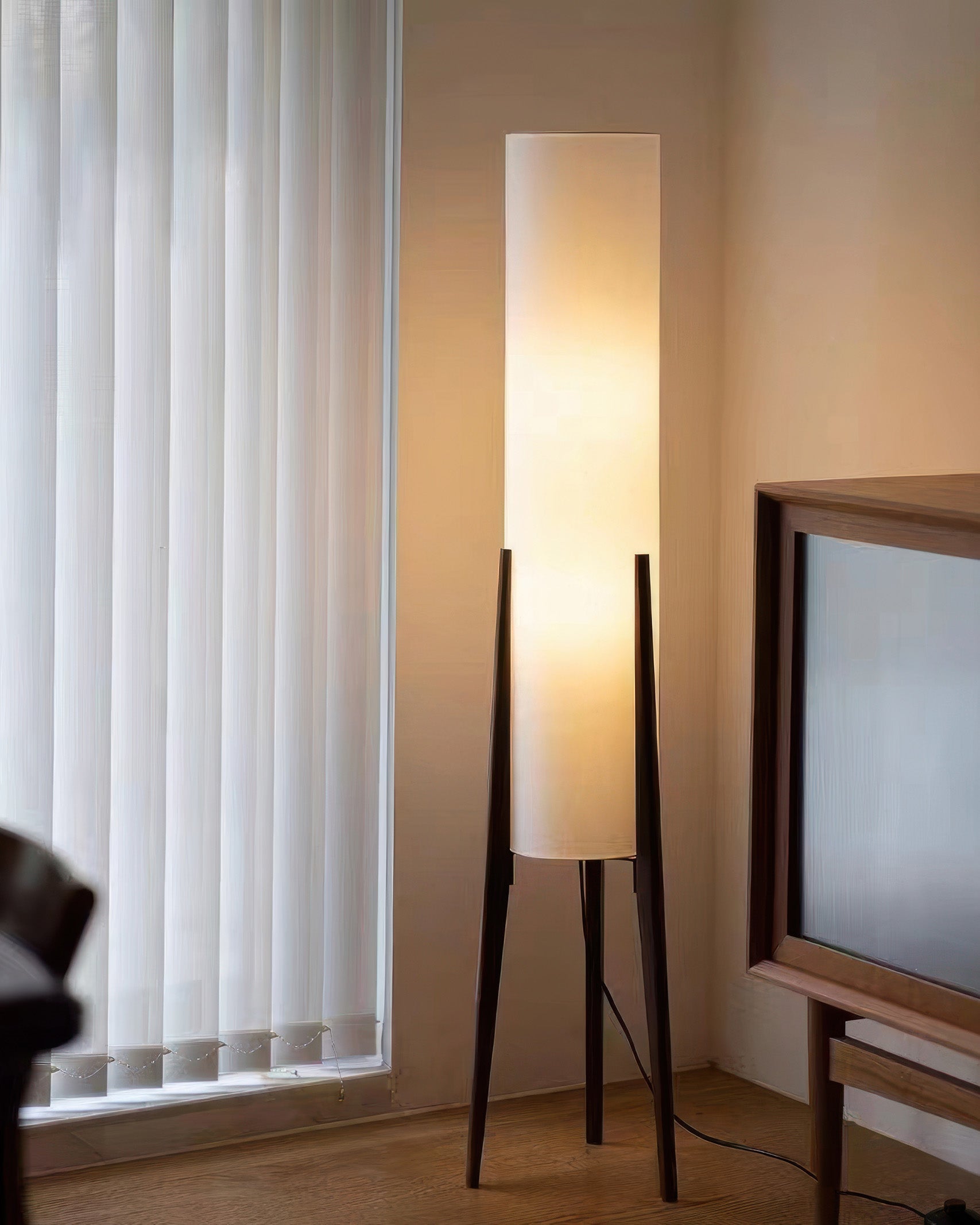 Scandinavische vloerlamp van walnoothout met stoffen kap en warm licht voor stijlvolle interieurs | Sansoti