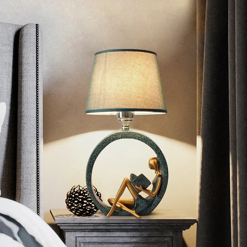 Leeslamp met Sculptuur Lezend Meisje – Tafellamp Hars & Stof Blauw – Sfeerverlichting Slaapkamer Bureau Leeshoek | Sansoti