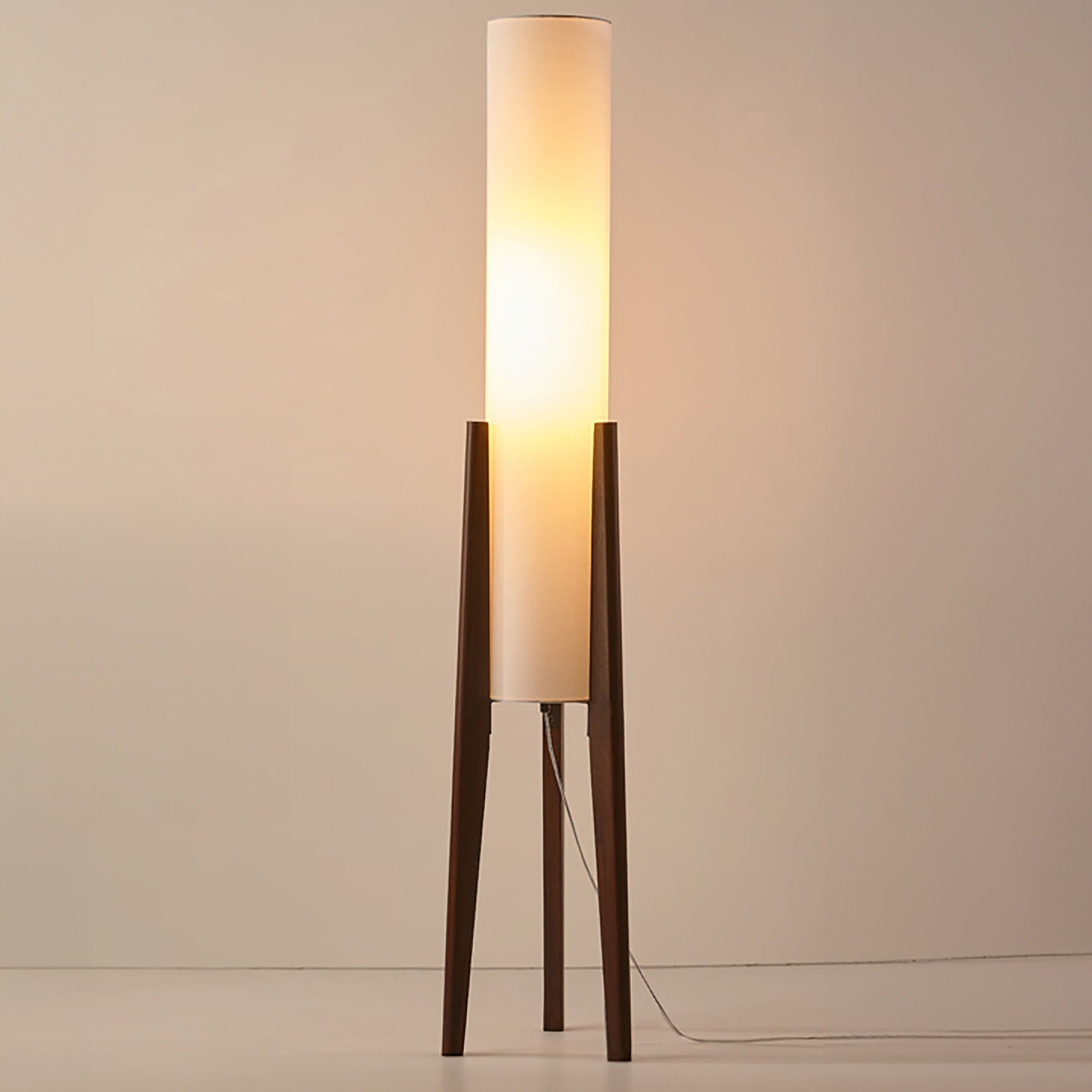 Scandinavische vloerlamp van walnoothout met stoffen kap en warm licht voor stijlvolle interieurs | Sansoti